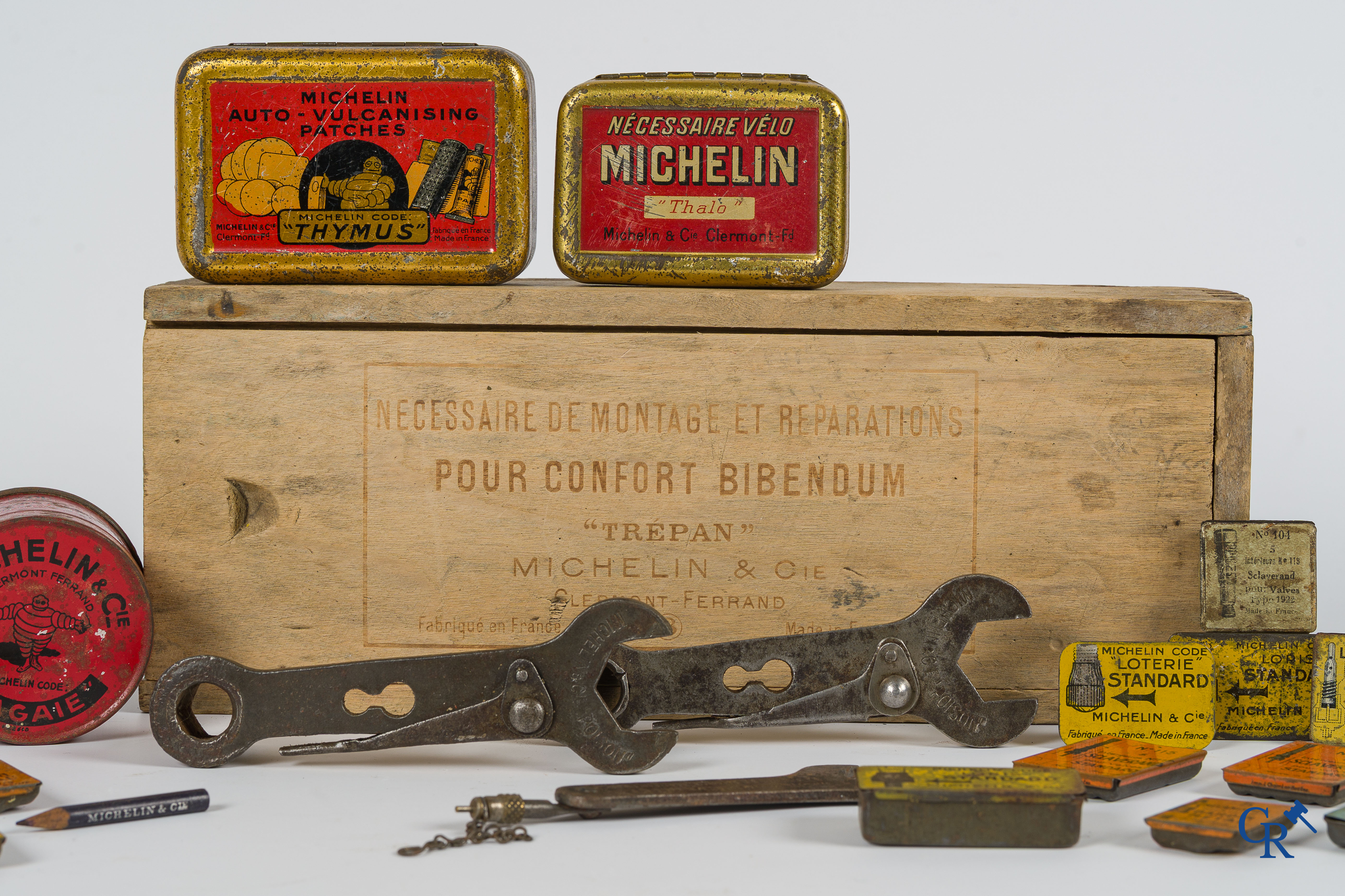 Automobilia. Michelin. Een vroege reparatiekit "Trépan" en een mooi lot blikdozen. Circa 1910-1930.