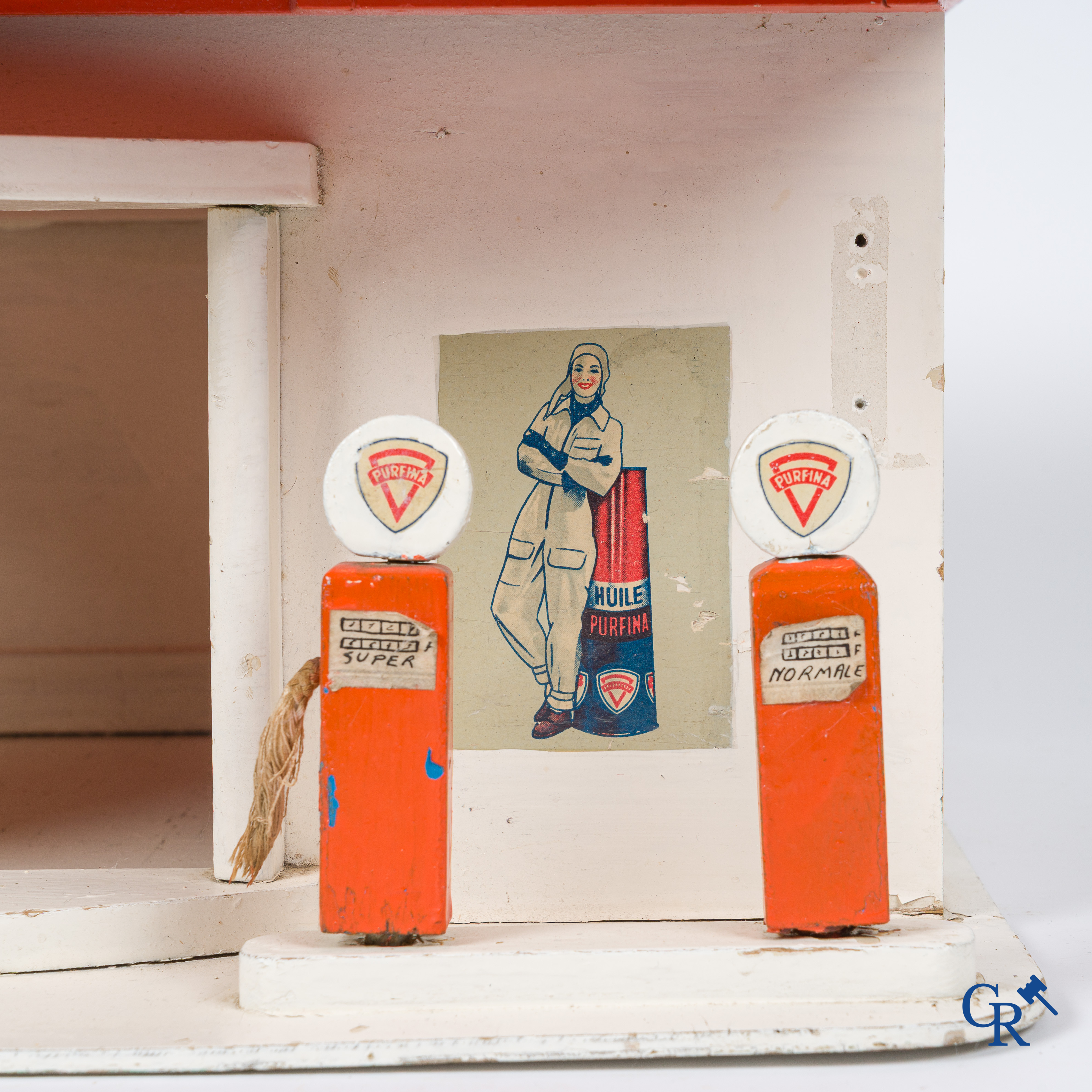 Purfina. Garage de jouets avec publicité pour les huiles, graisses et essences de Purfina. Années '50.