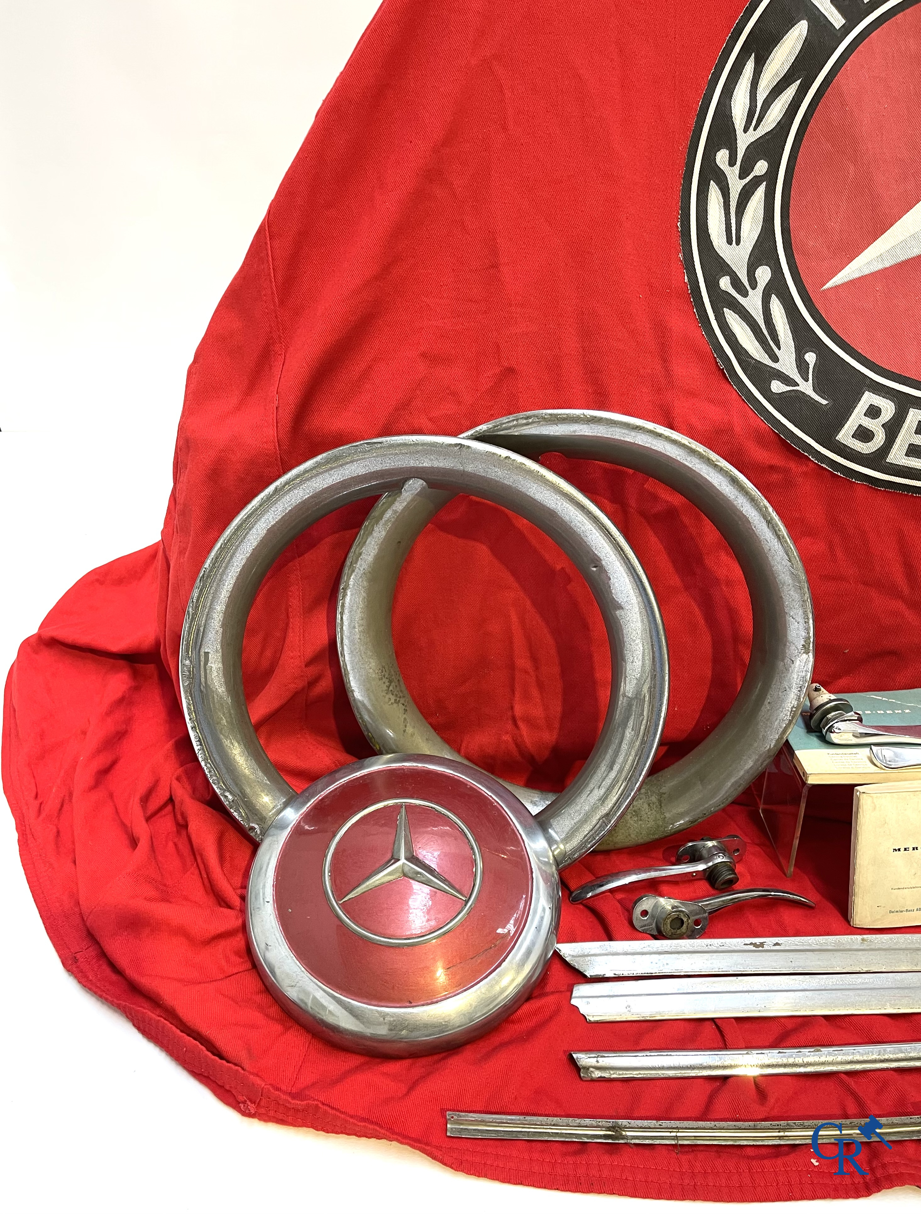 Mercedes-Benz 250 SL Pagode 1967. Een beschermhoes met embleem, 4 originele wieldoppen, en diverse onderdelen.