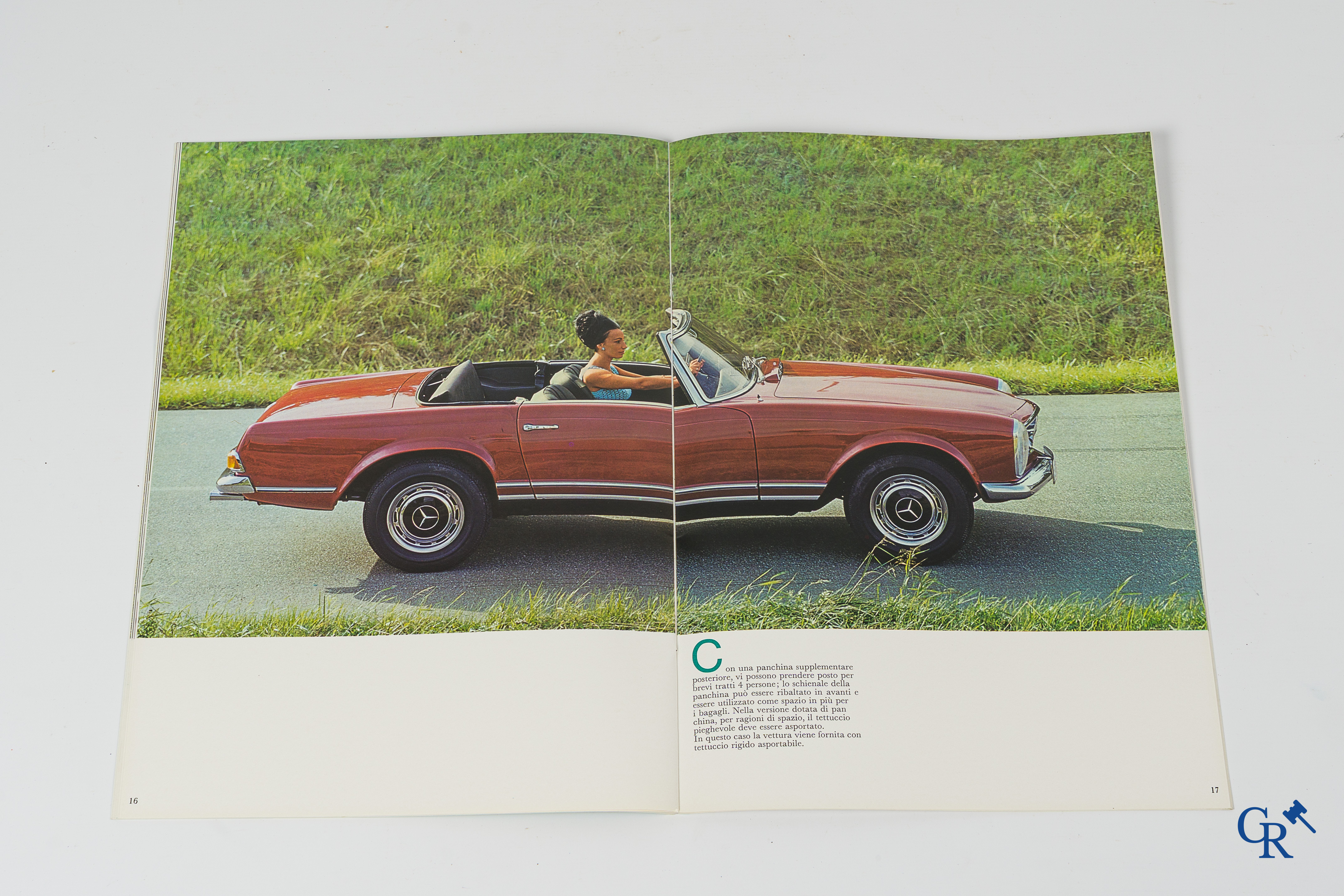 Automobilia. Mercedes Benz. 3 originele luxe catalogen of publiciteitsfolders voor de modellen 230SL en 280SL.