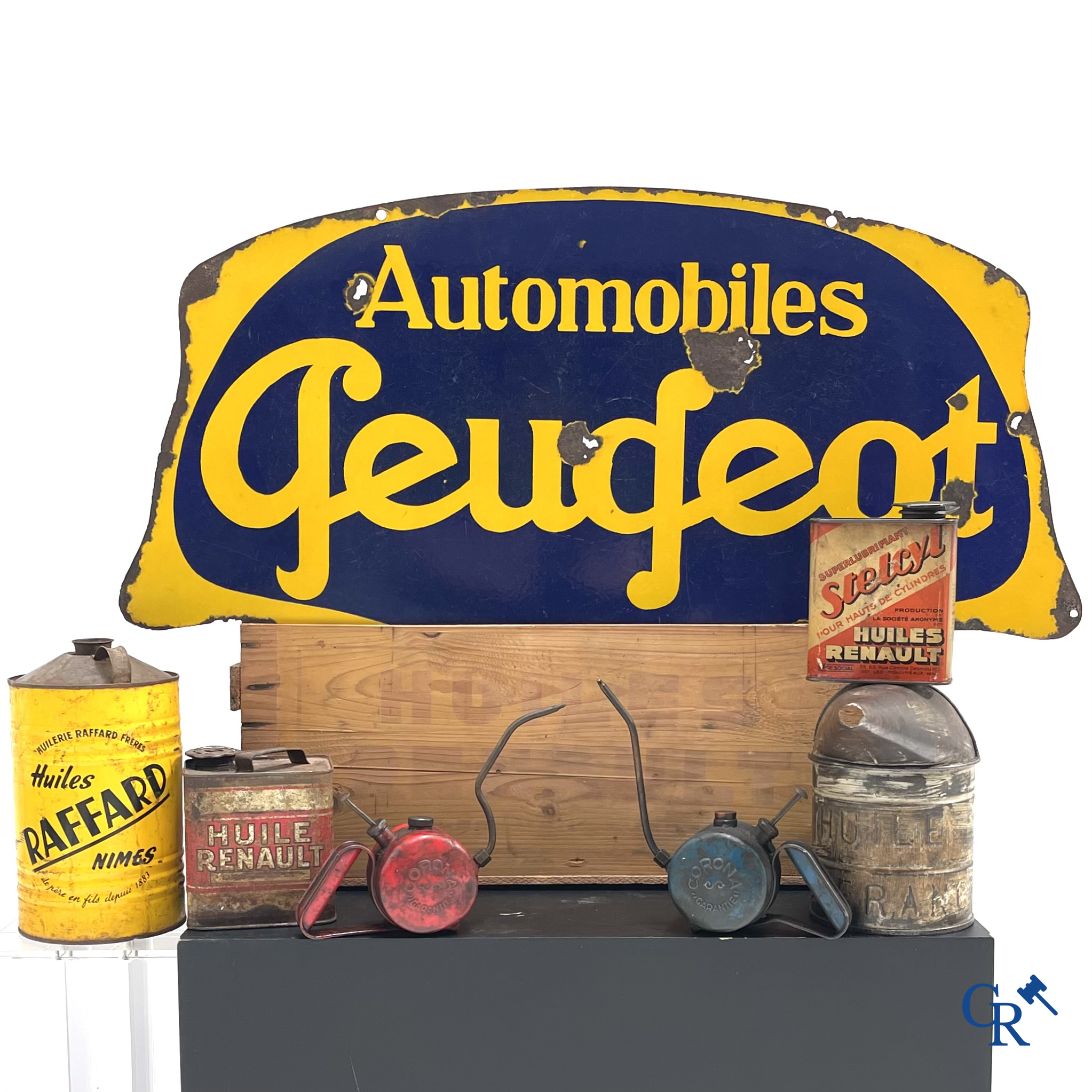 Automobilia, Kavel met een emaille reclamebord Peugeot, olieblikken en een houten Renault kist.