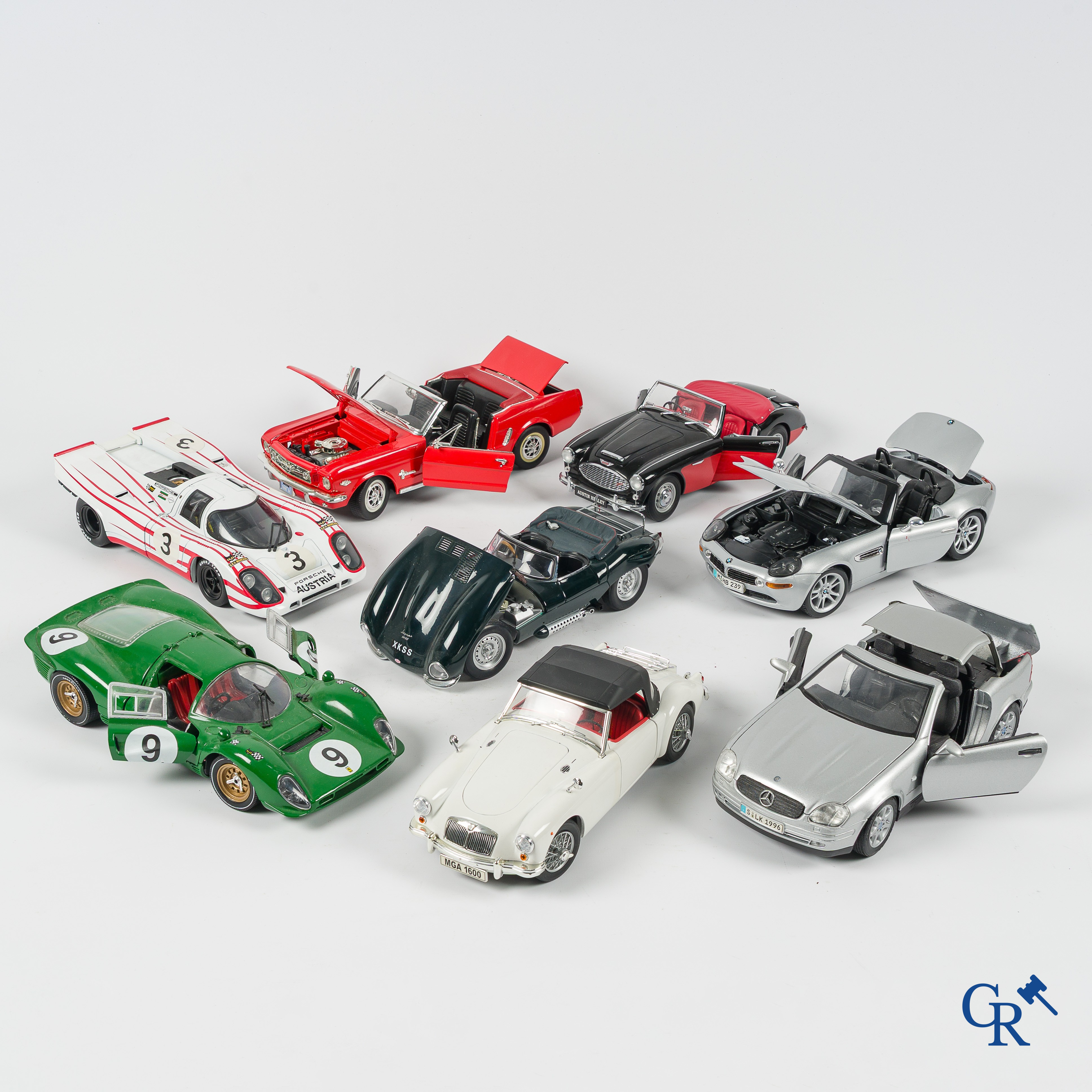 Automobilia. 8 schaalmodel auto's 1/18, Kyosho, Maisto, Revell, Universal Hobbies.