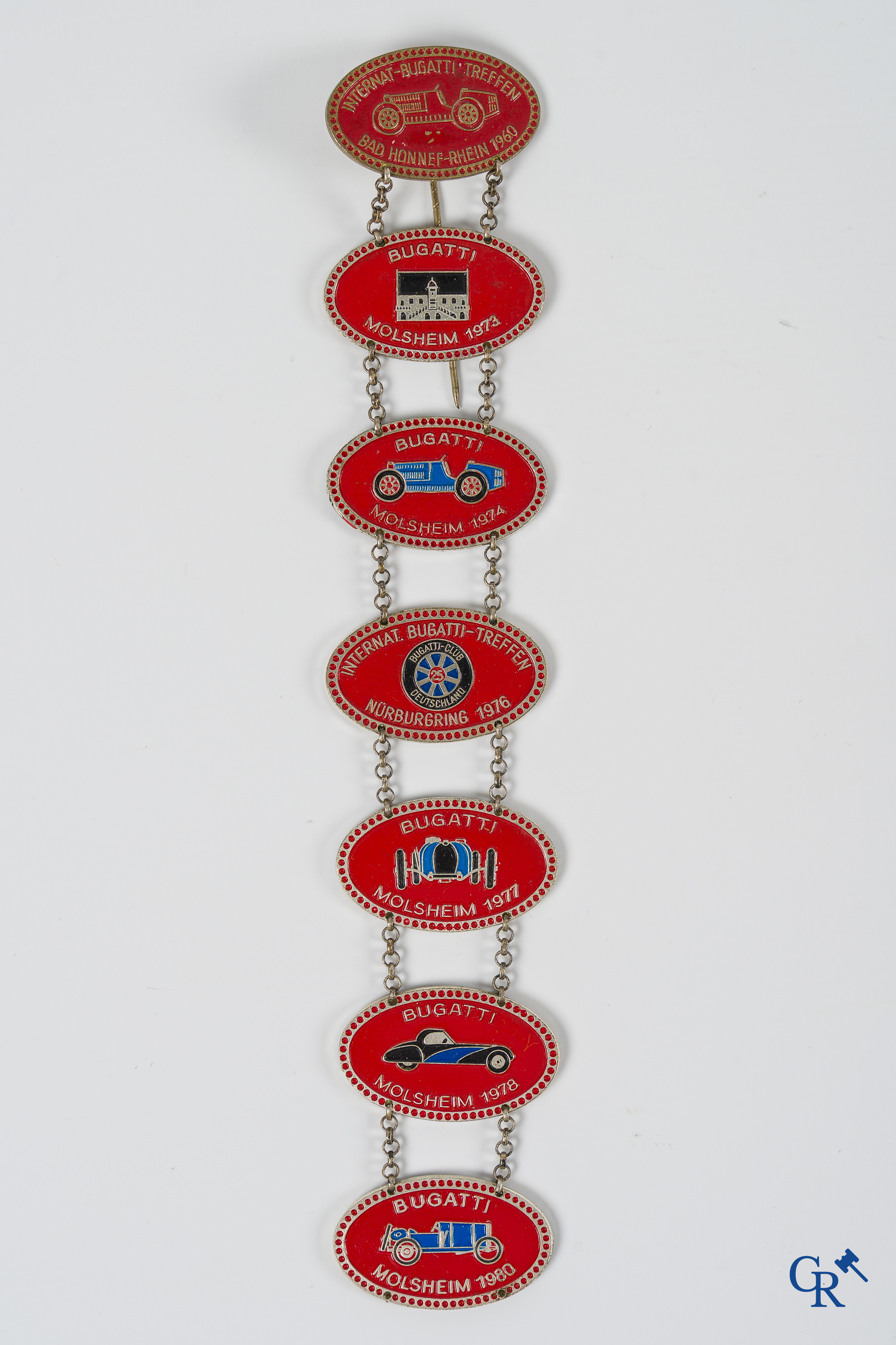 Automobilia. Bugatti "macaron" of grille teken in geëmailleerd metaal en een reeks Bugatti bijeenkomst souvenirs.
