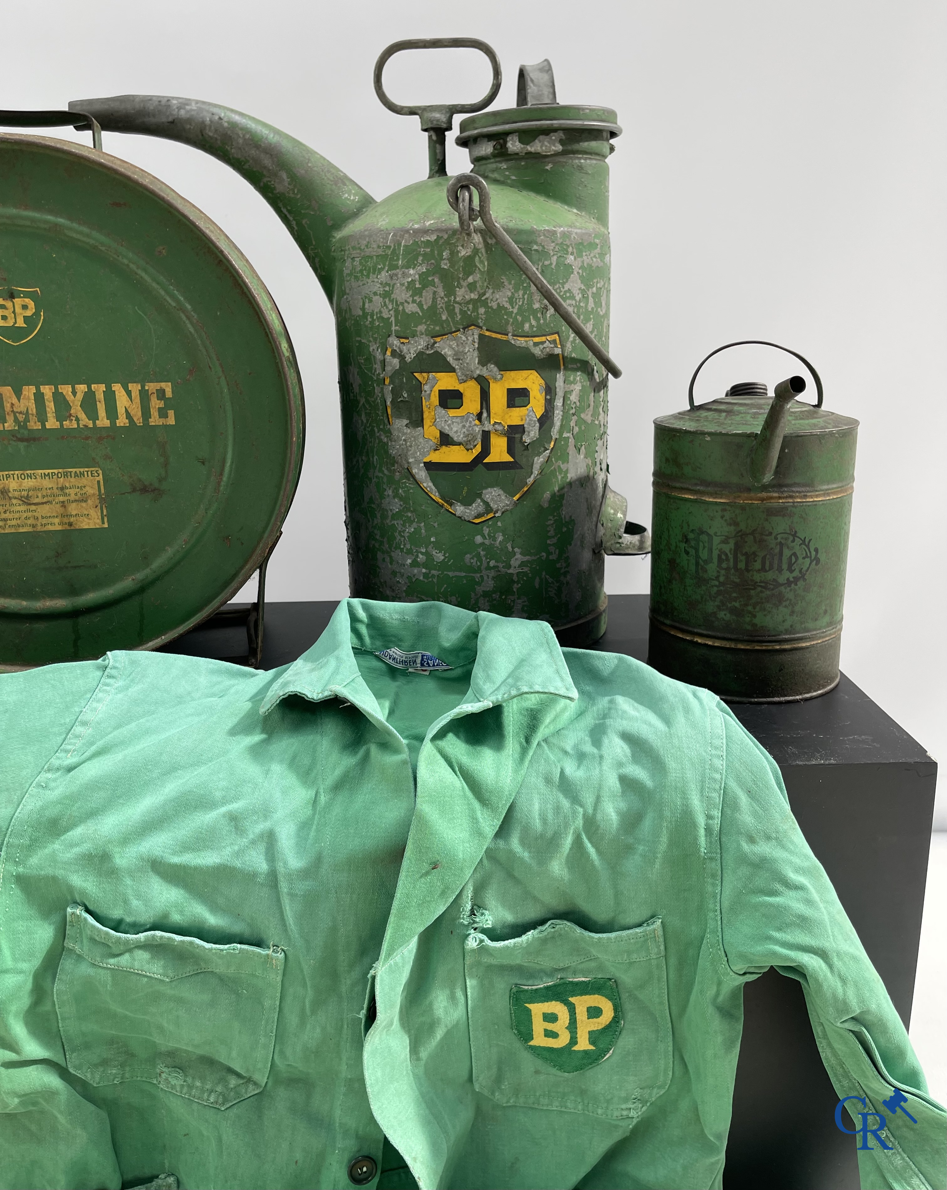 Automobilia. BP. Lot avec des bidons d'huile BP, tableaux de graissage et une tenue pour pompiste de la marque BP. Années '40-'50-'60.