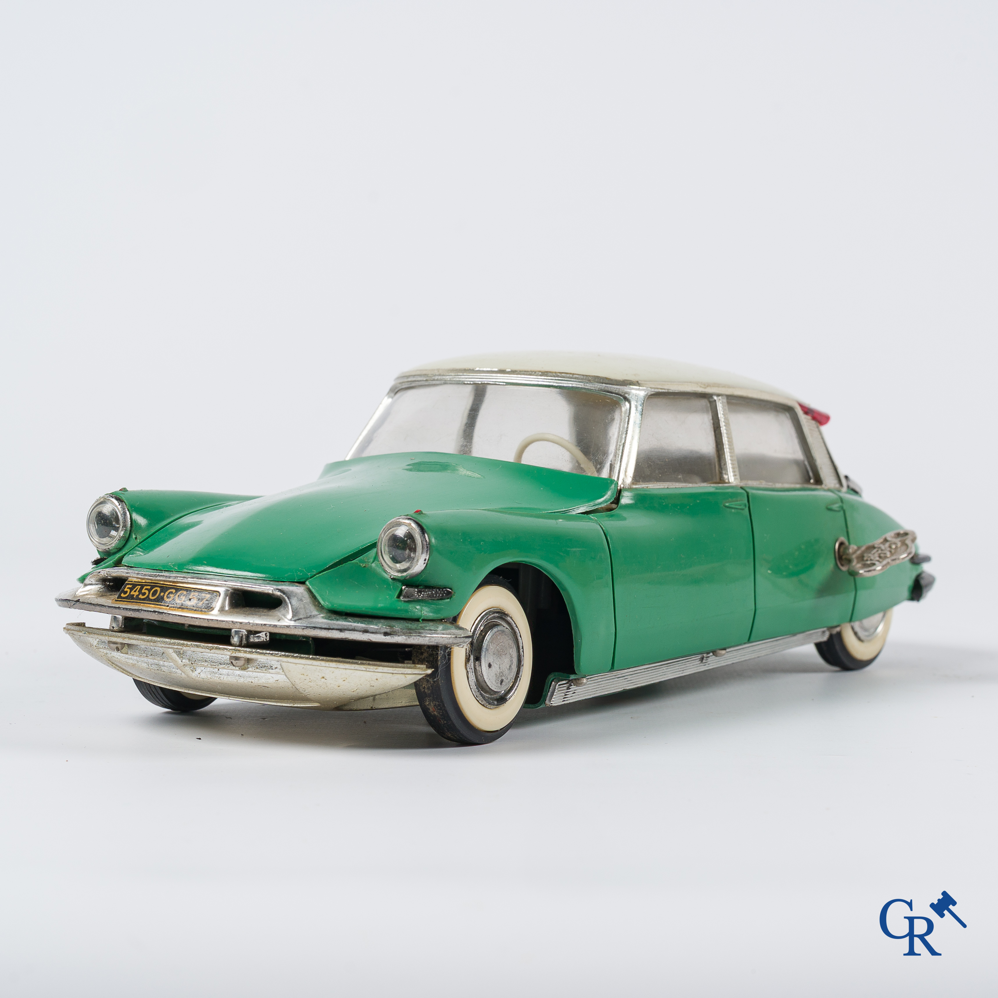 Oud speelgoed. Gégé, Frankrijk. Citroen DS 19 met mechanische motor en elektrische verlichting.
