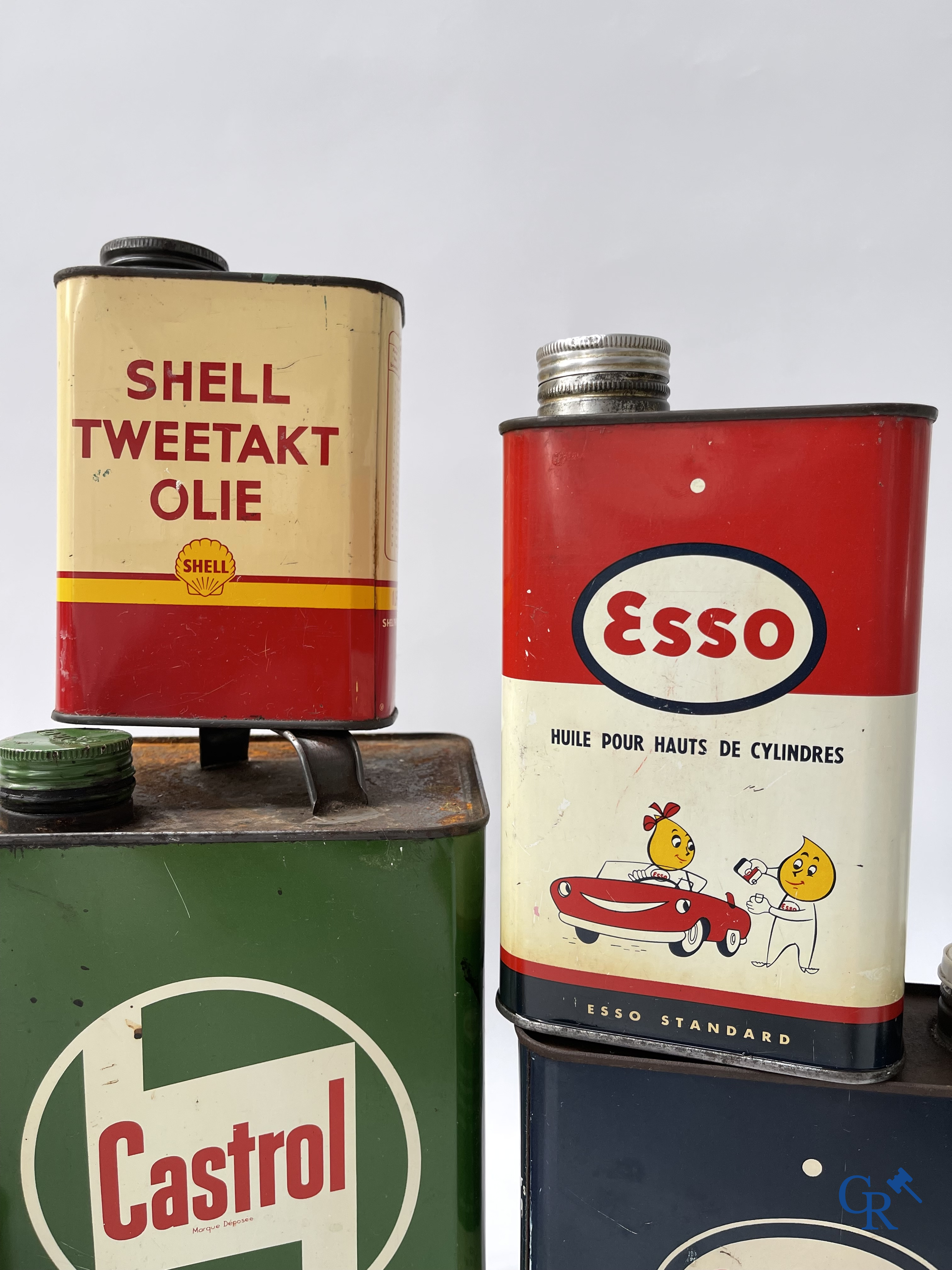 Automobilia. Lot olieblikken en een Eskimo Spécial Anti-vries blik. Castrol, Esso, Shell, jaren '50-'60.