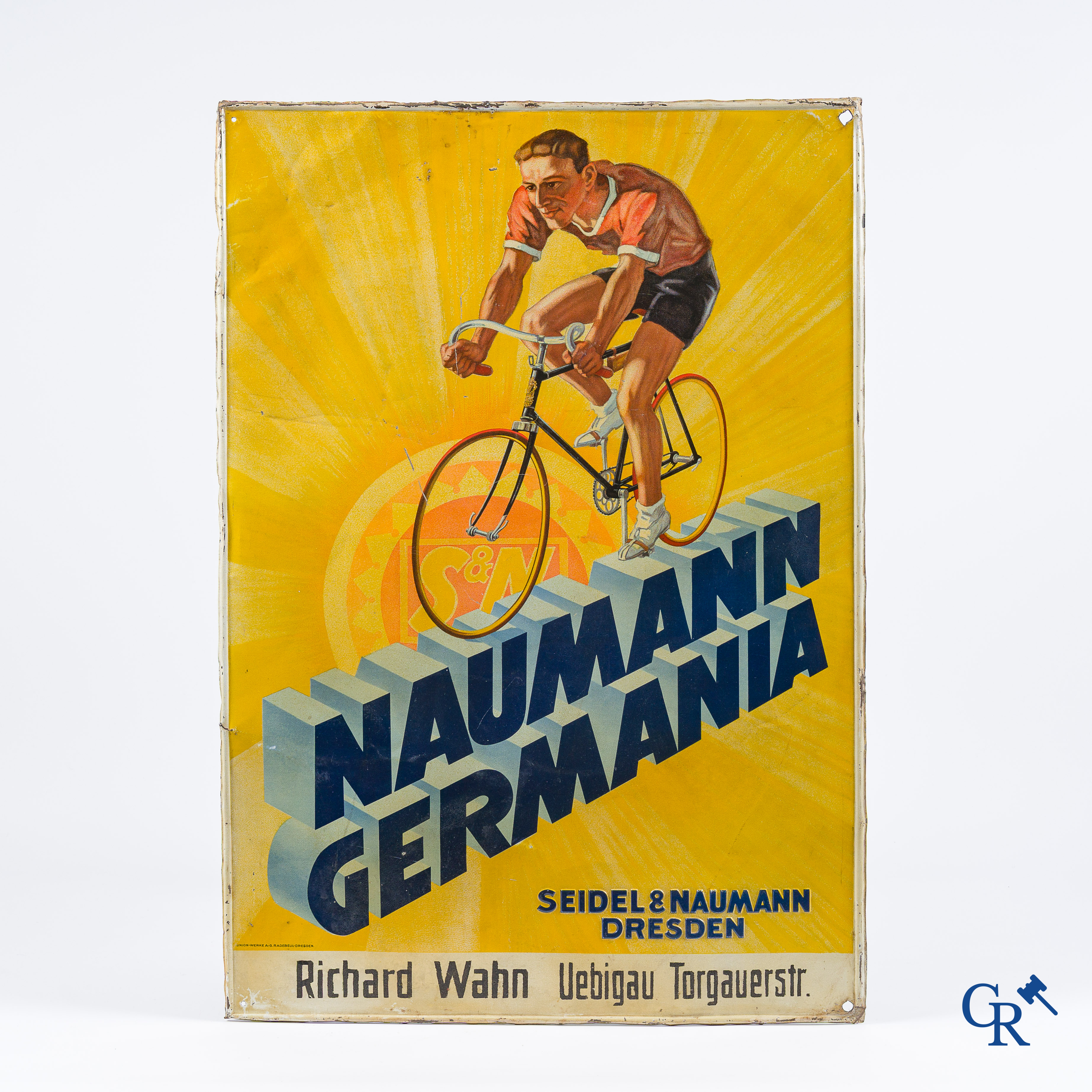 Seidel & Naumann Dresden. Een groot publiciteits bord in bedrukt metaal voor koersfietsen Naumann Germania. Jaren '30.