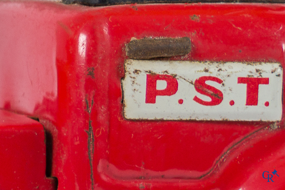 Oud Speelgoed. Japan. Lot met blikken speelgoed, made in Japan. 2 Tractors en een kraanwagen.