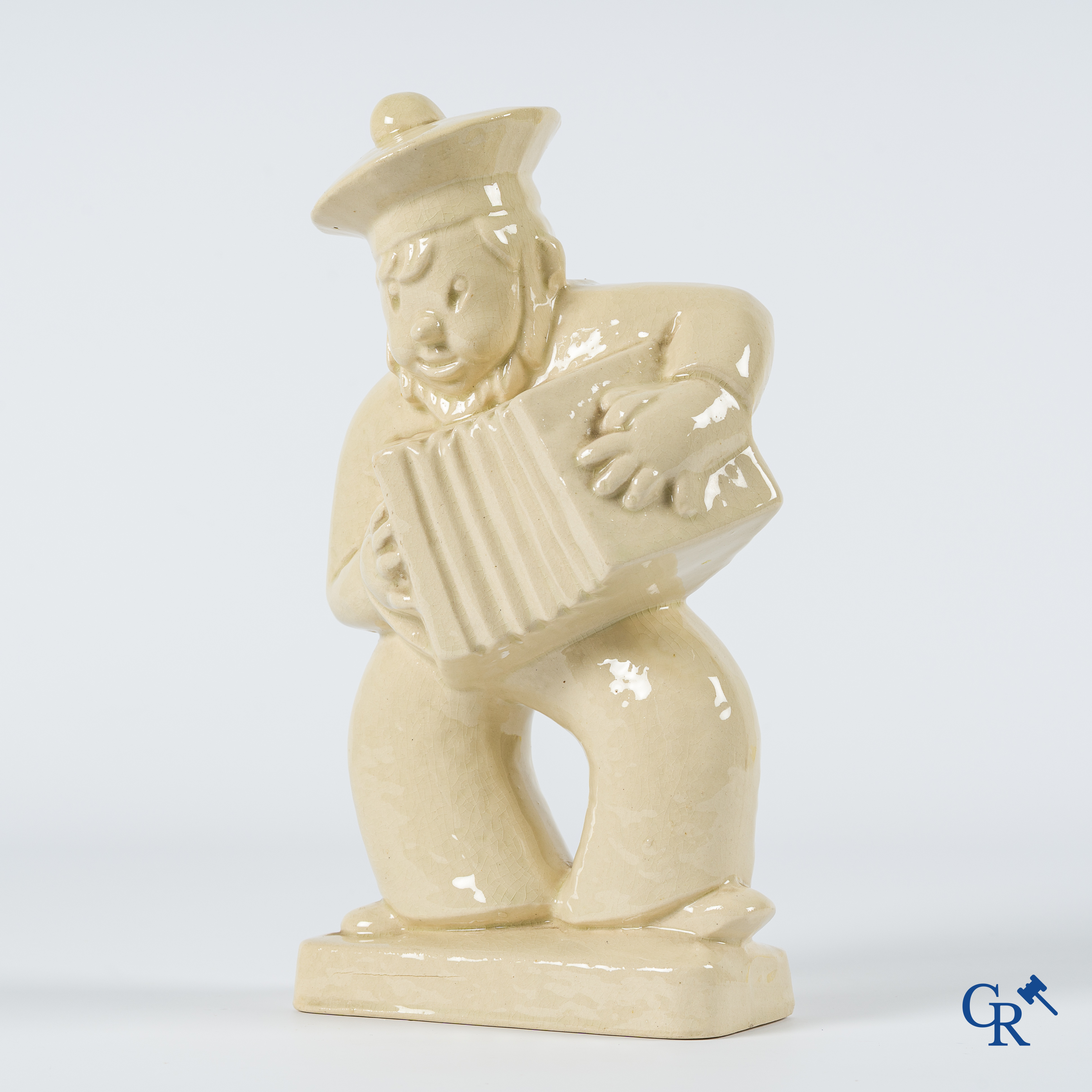Art Deco. Matroos met accordeon in typische Franse craquelé geglazuurde faience. Circa 1930.
