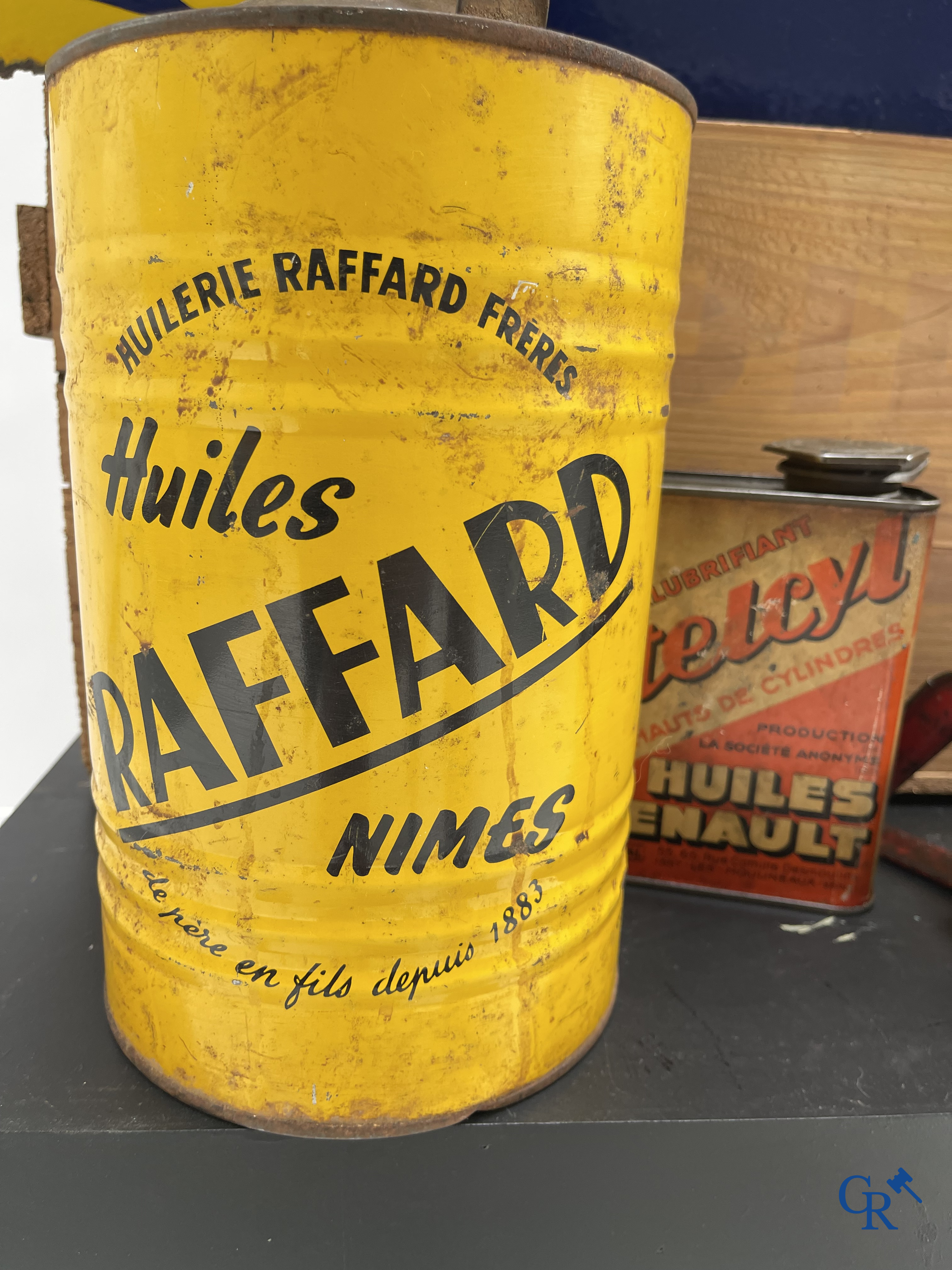 Automobilia, Lot avec une plaque émaillée publicitaire Peugeot, des bidons d'huile et une caisse en bois Huiles Renault.