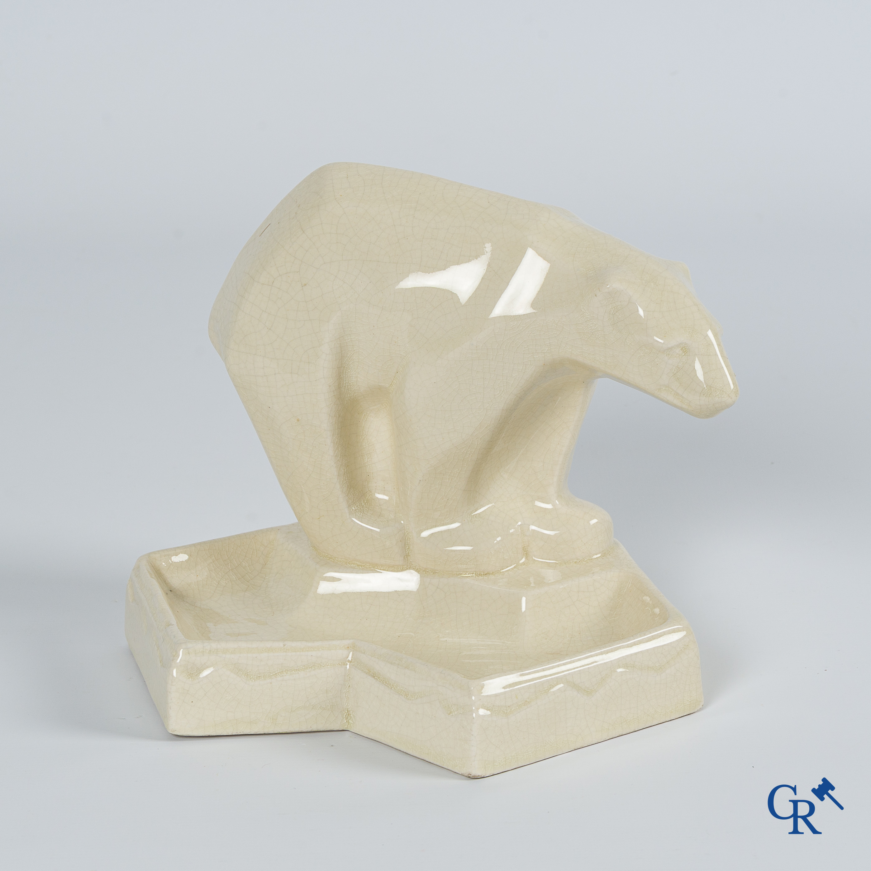 Art Deco. Vide poche in craquelé faience met voorstelling van een ijsbeer. Circa 1930.