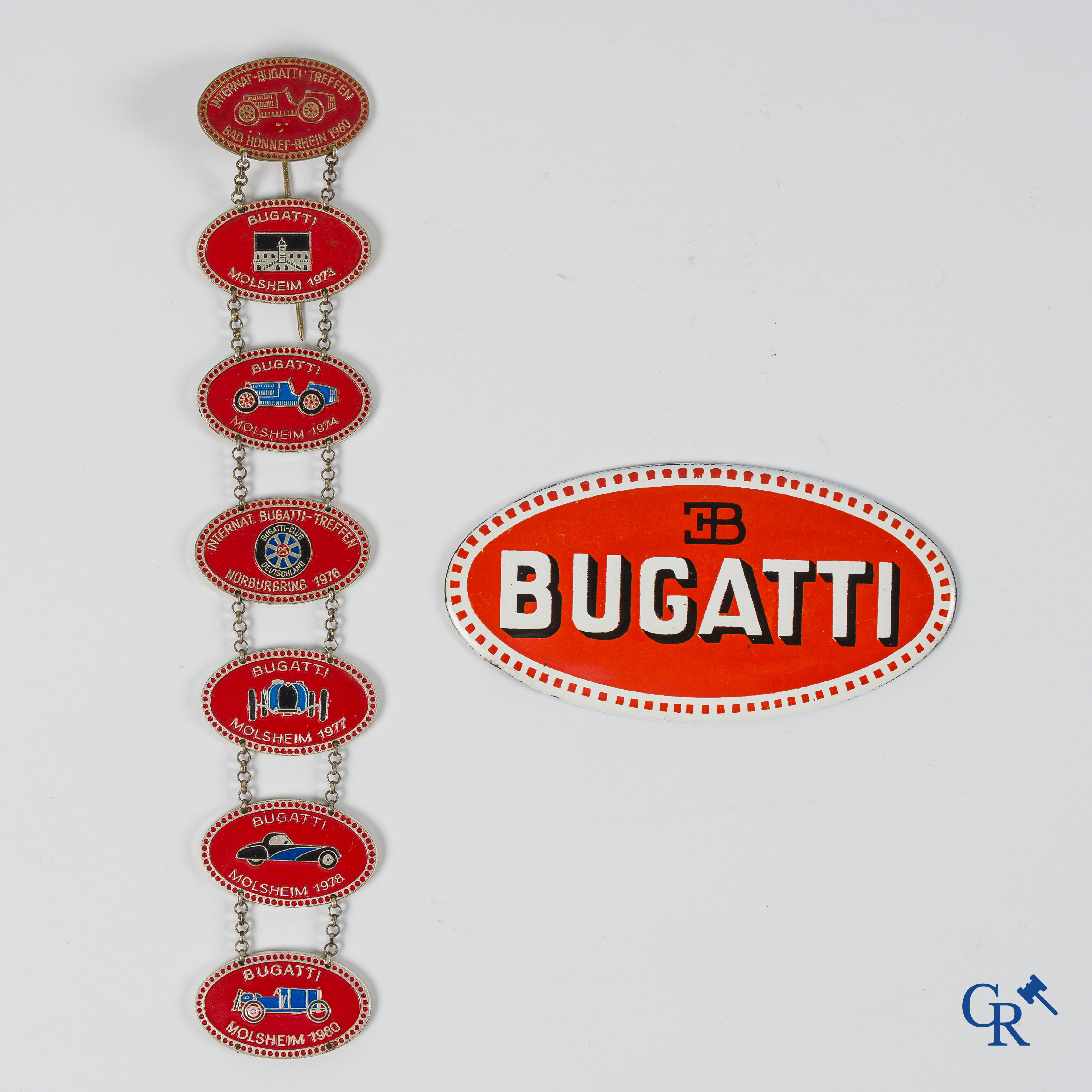 Automobilia. Bugatti "macaron" of grille teken in geëmailleerd metaal en een reeks Bugatti bijeenkomst souvenirs.