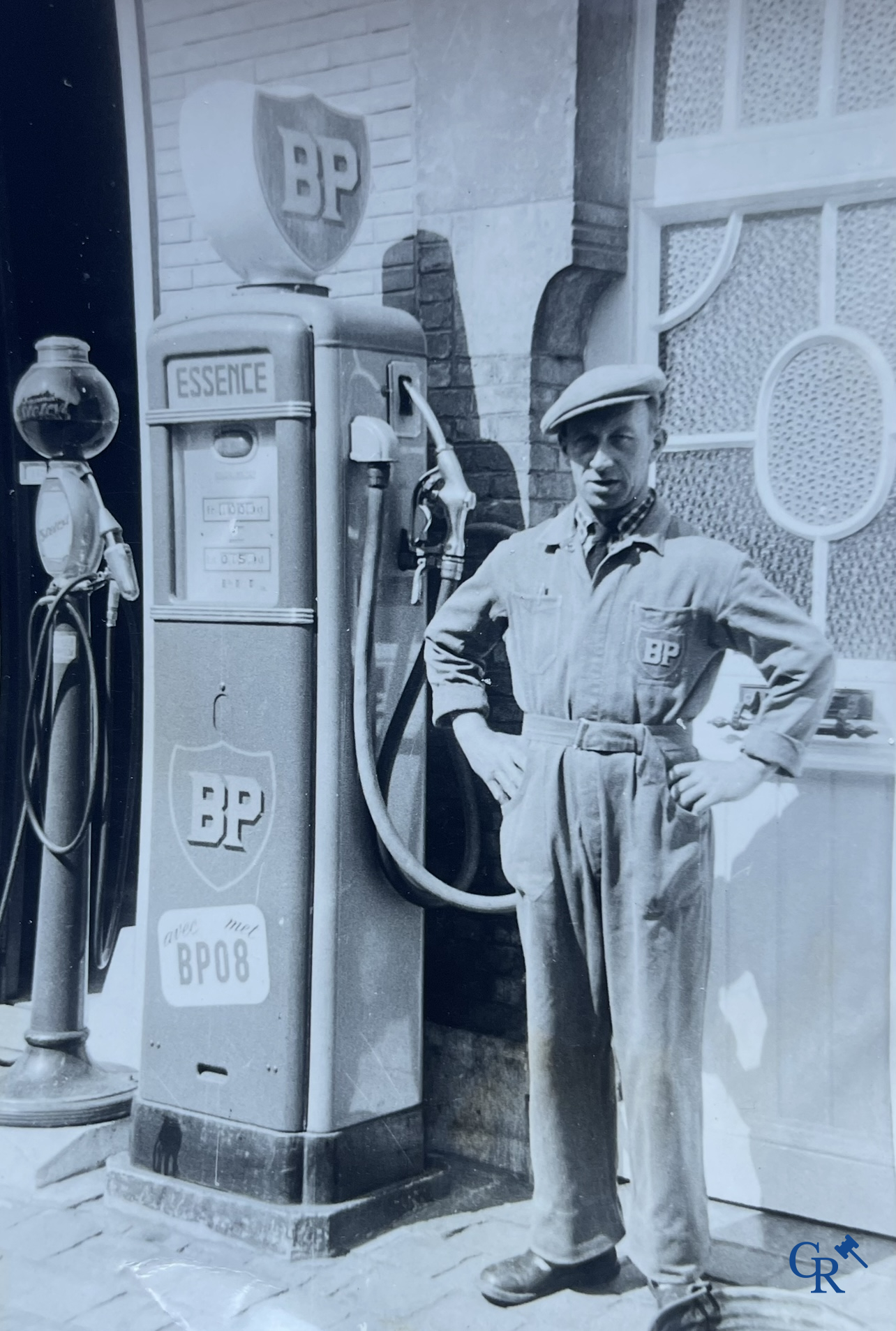 Automobilia, BP. Originele verlichtingsglobe in witte opaline voor een benzinepomp. Jaren '40.