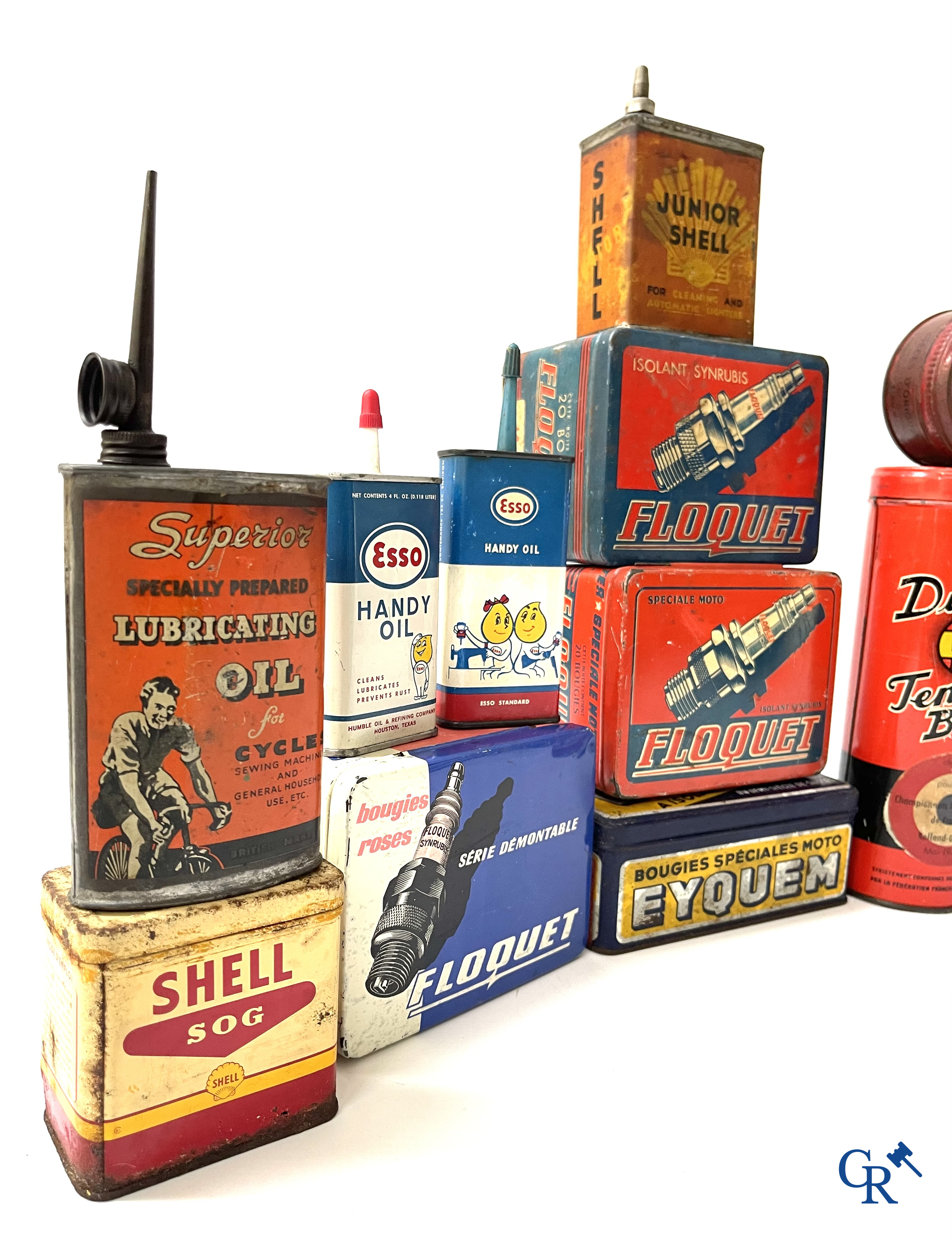 Automobilia. Groot lot olieblikken en andere i.v.m. fietsen, bougies, oliën en andere. Jaren '40-'50-'60.