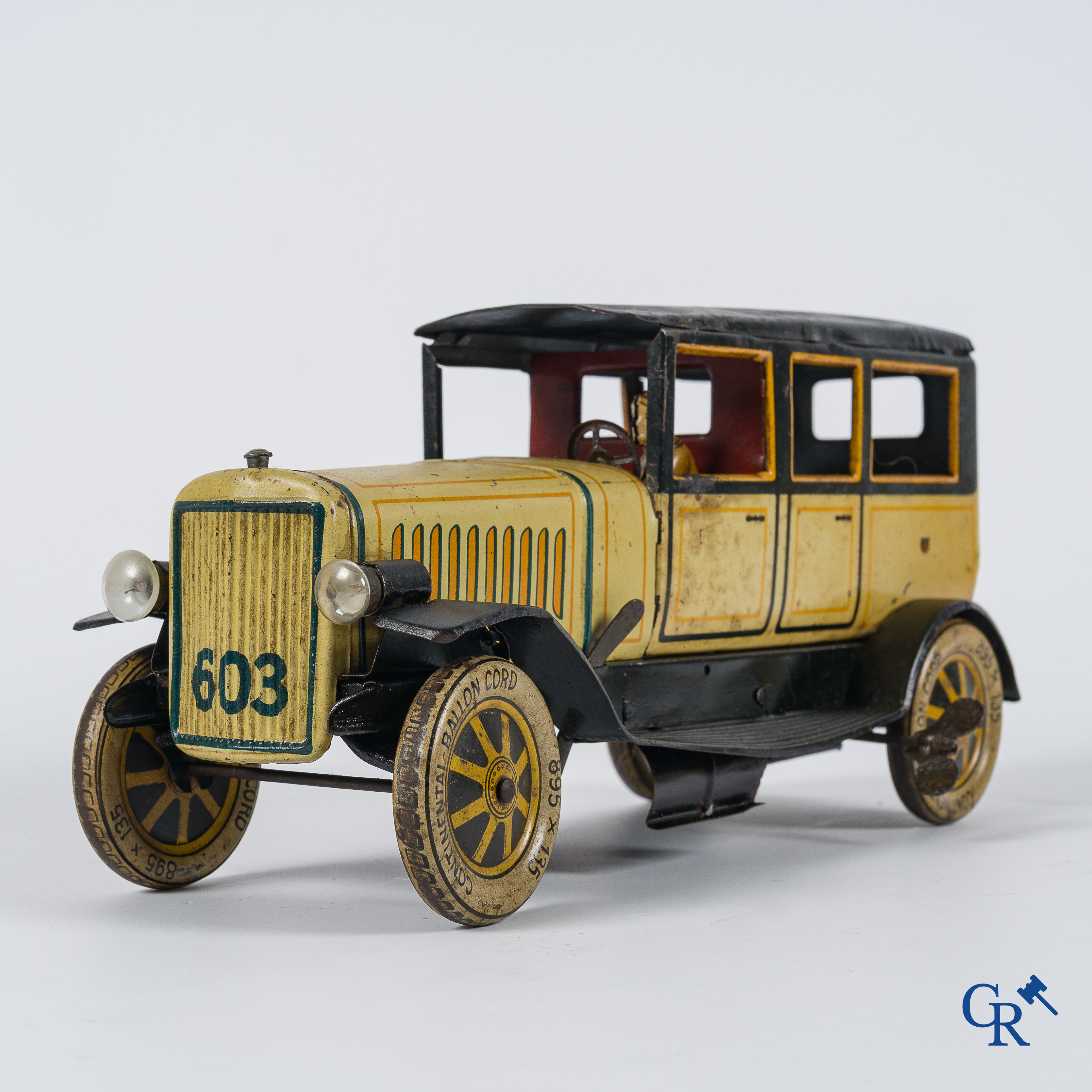 Oud speelgoed. Distler, Duitsland. Limousine met bijhorende garage. Metaal met opwindmechanisme. Jaren '20-'30.