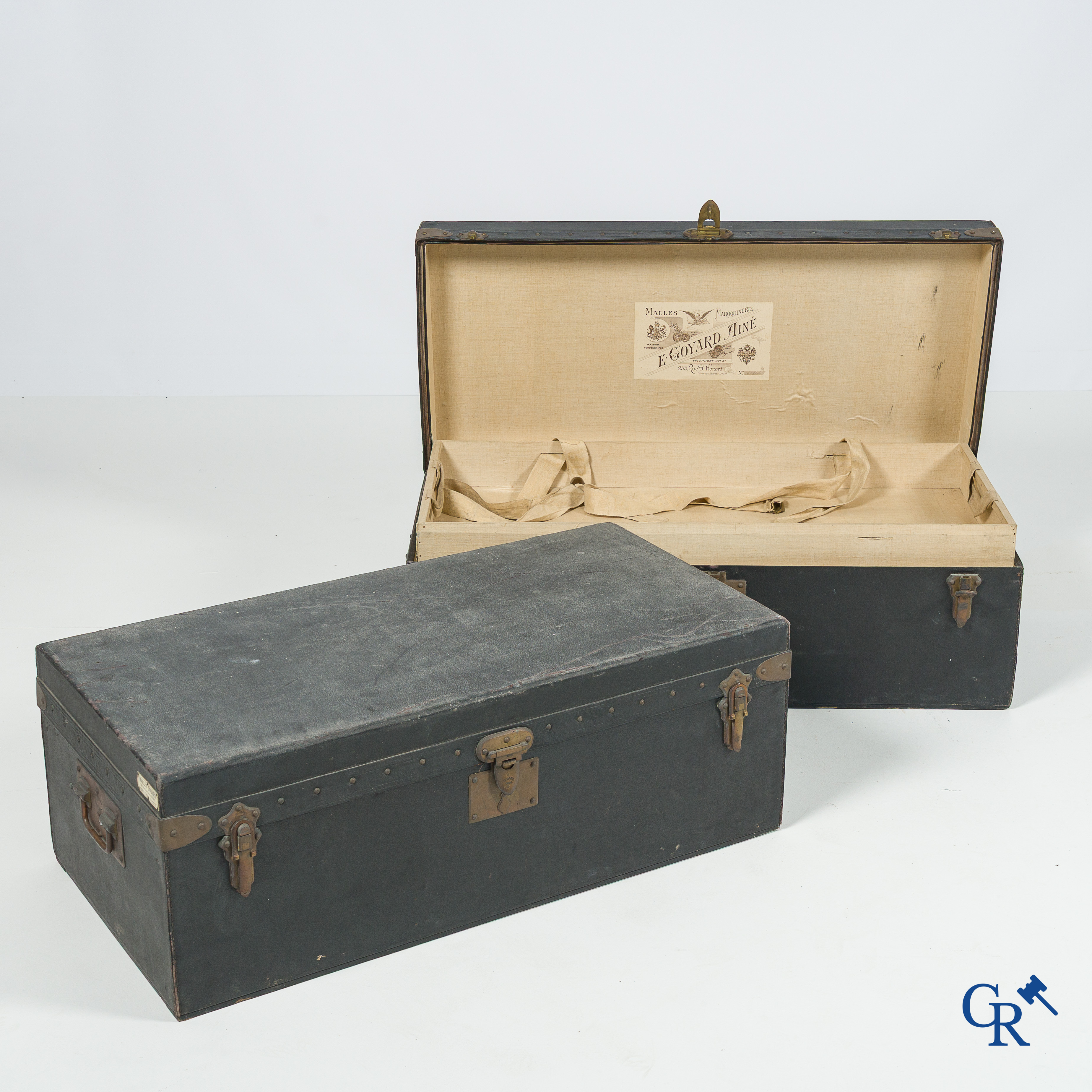 Malles Goyard, 233 Rue Saint Honoré, Paris. 2 Autokoffers in zwart leder. Circa 1930.