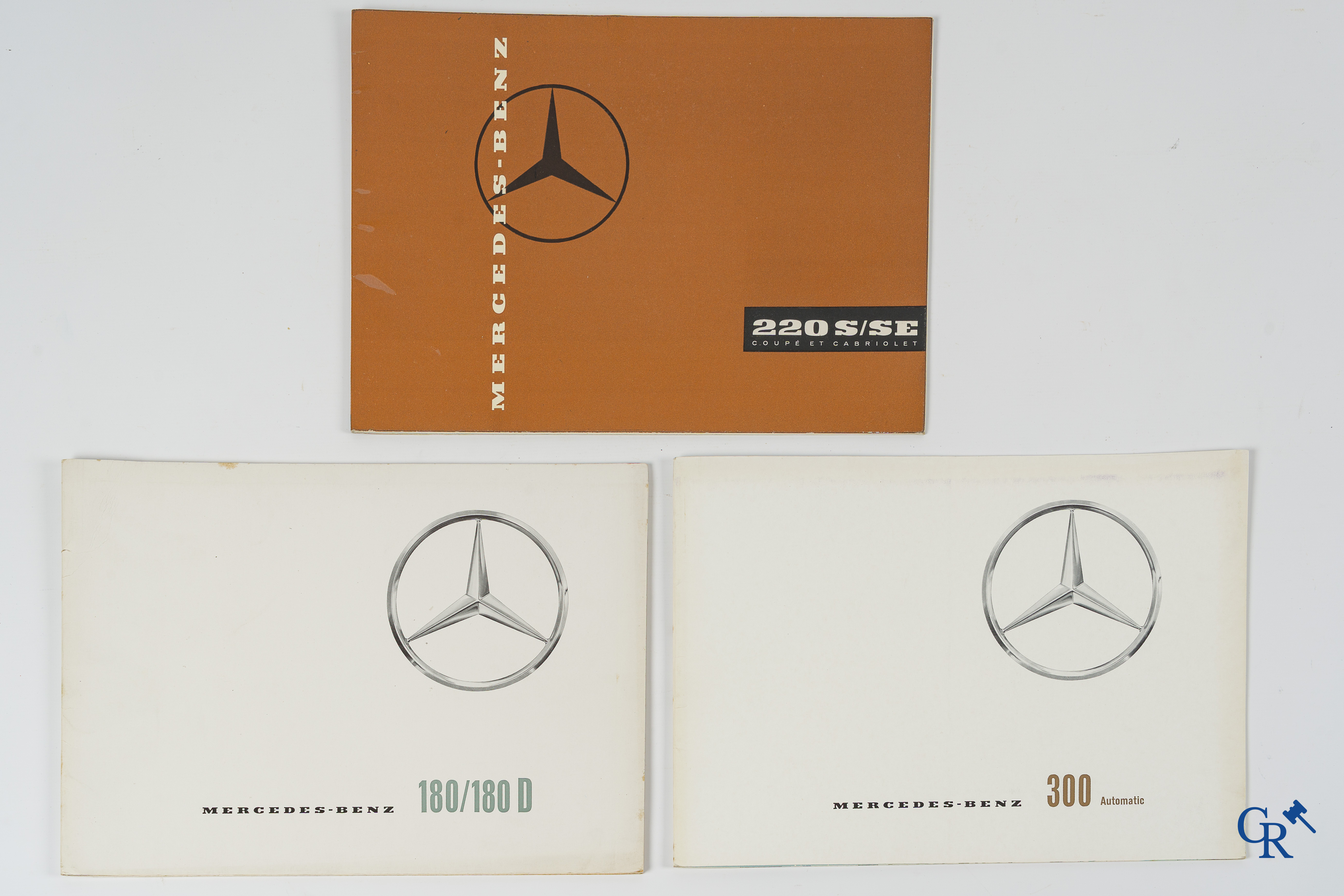 Automobilia. Mercedes Benz. Lot met 5 luxe catalogen of publiciteitsfolders voor diverse modellen.
