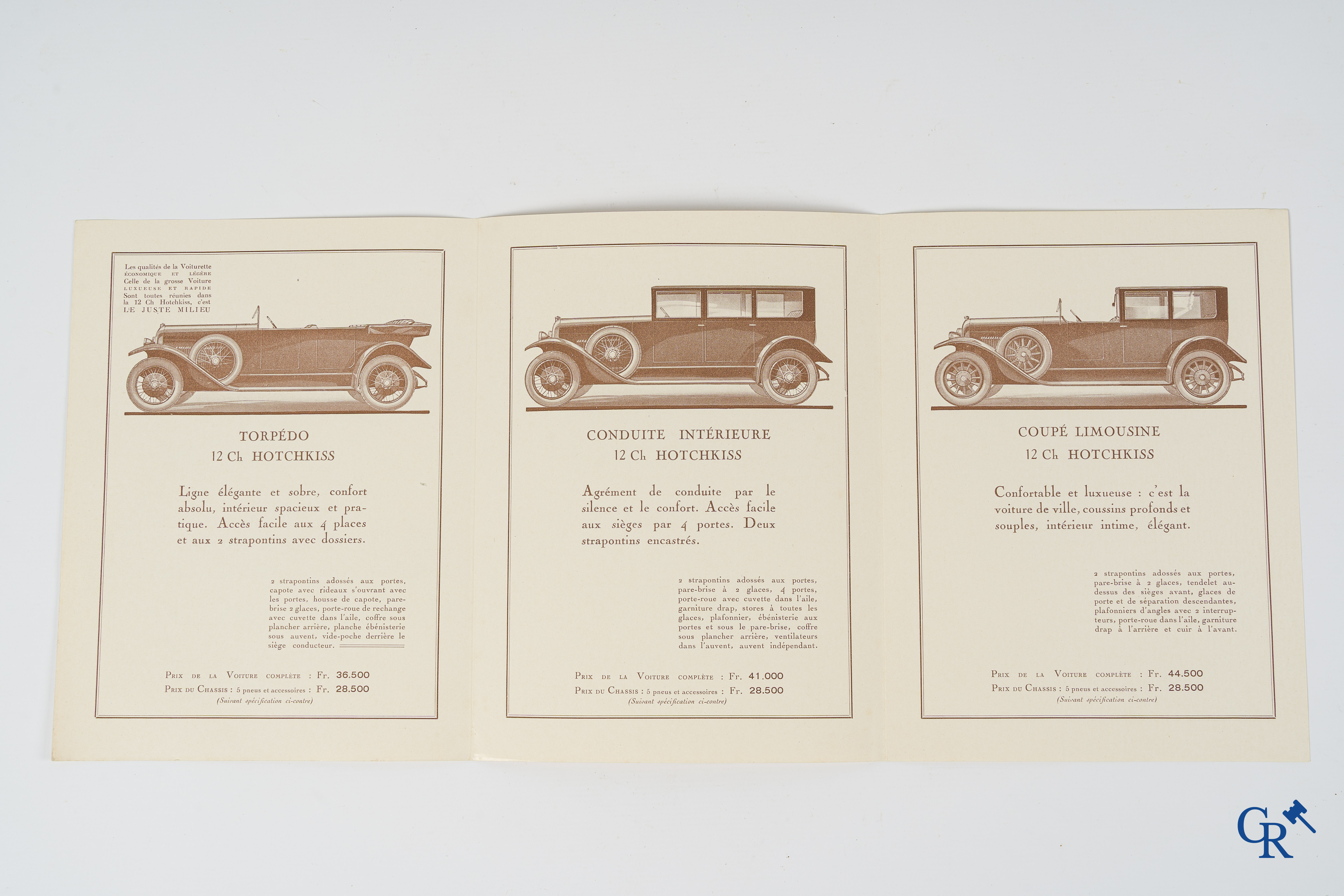 Alexis Kow voor Hotchkiss. Publiciteitsfolder met prijslijst voor de Hotchkiss 12 CH en een embleem. 1925.