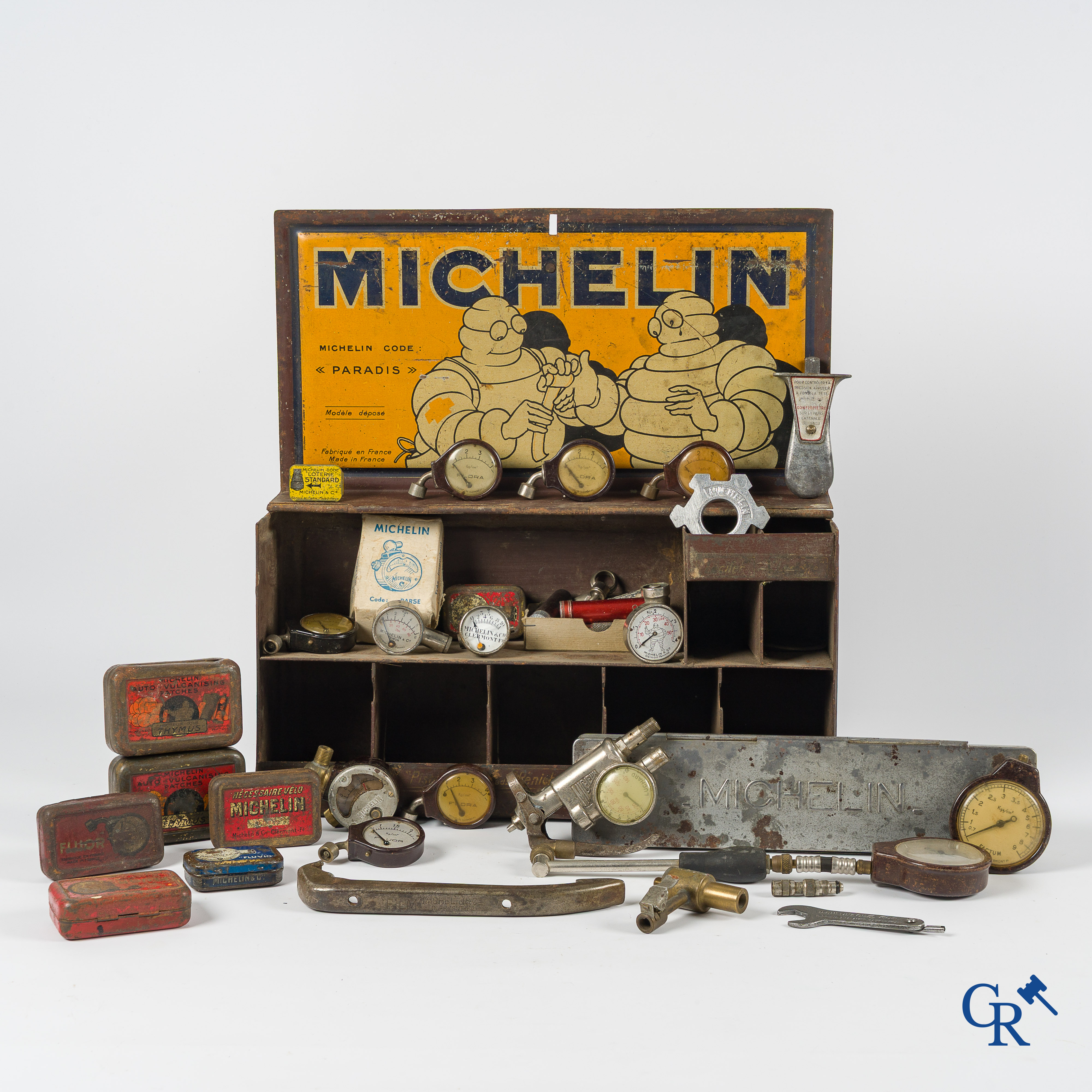 Michelin. Interessant lot met Michelin meettoestellen, blikdozen, code Paradis doos en andere. Jaren '20-'30.