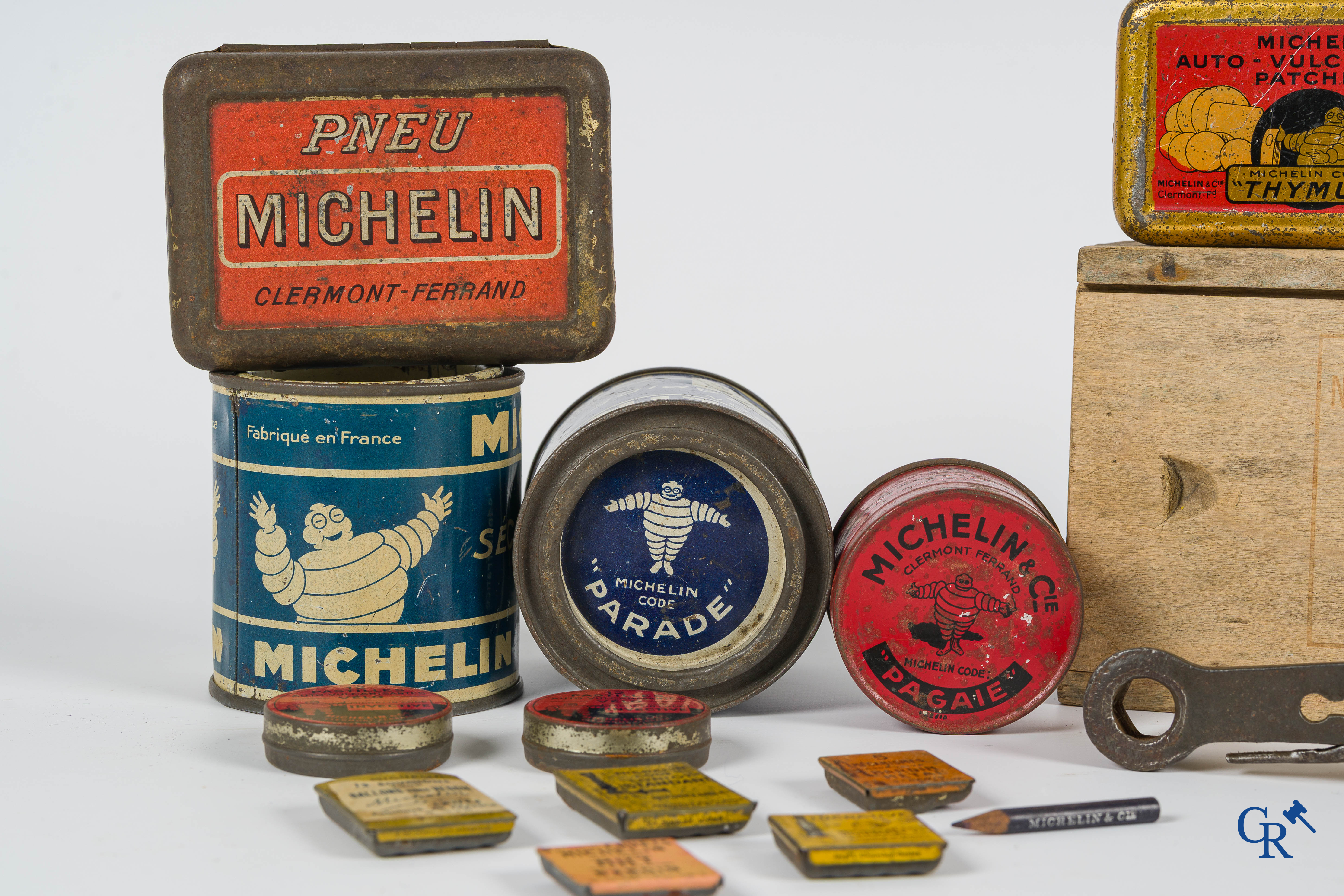 Automobilia. Michelin. Een vroege reparatiekit "Trépan" en een mooi lot blikdozen. Circa 1910-1930.