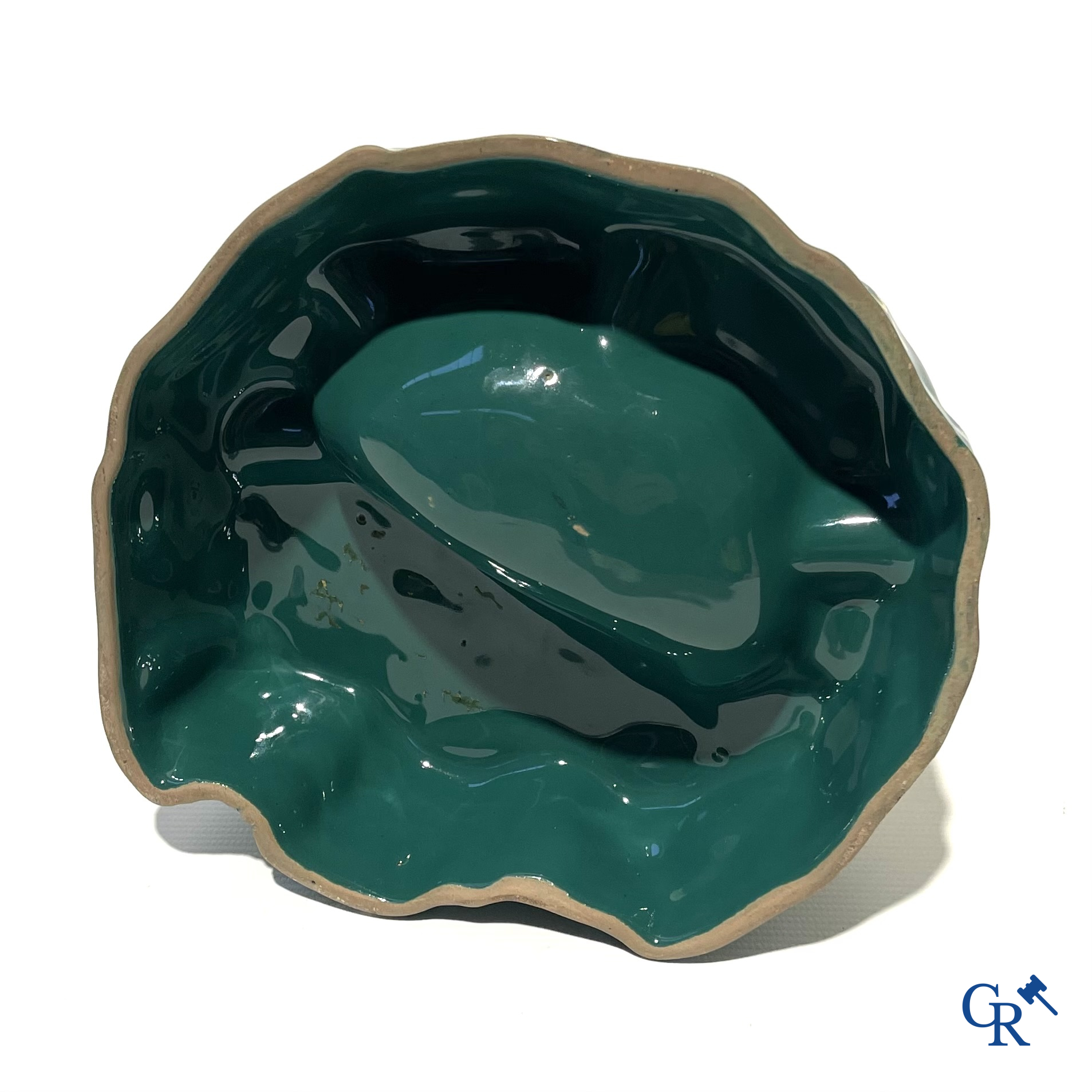 Sinclair. Publiciteitsasbak met een dinosaurus in geëmailleerde faience voor de Sinclair Oil Corporation. 50'er jaren.