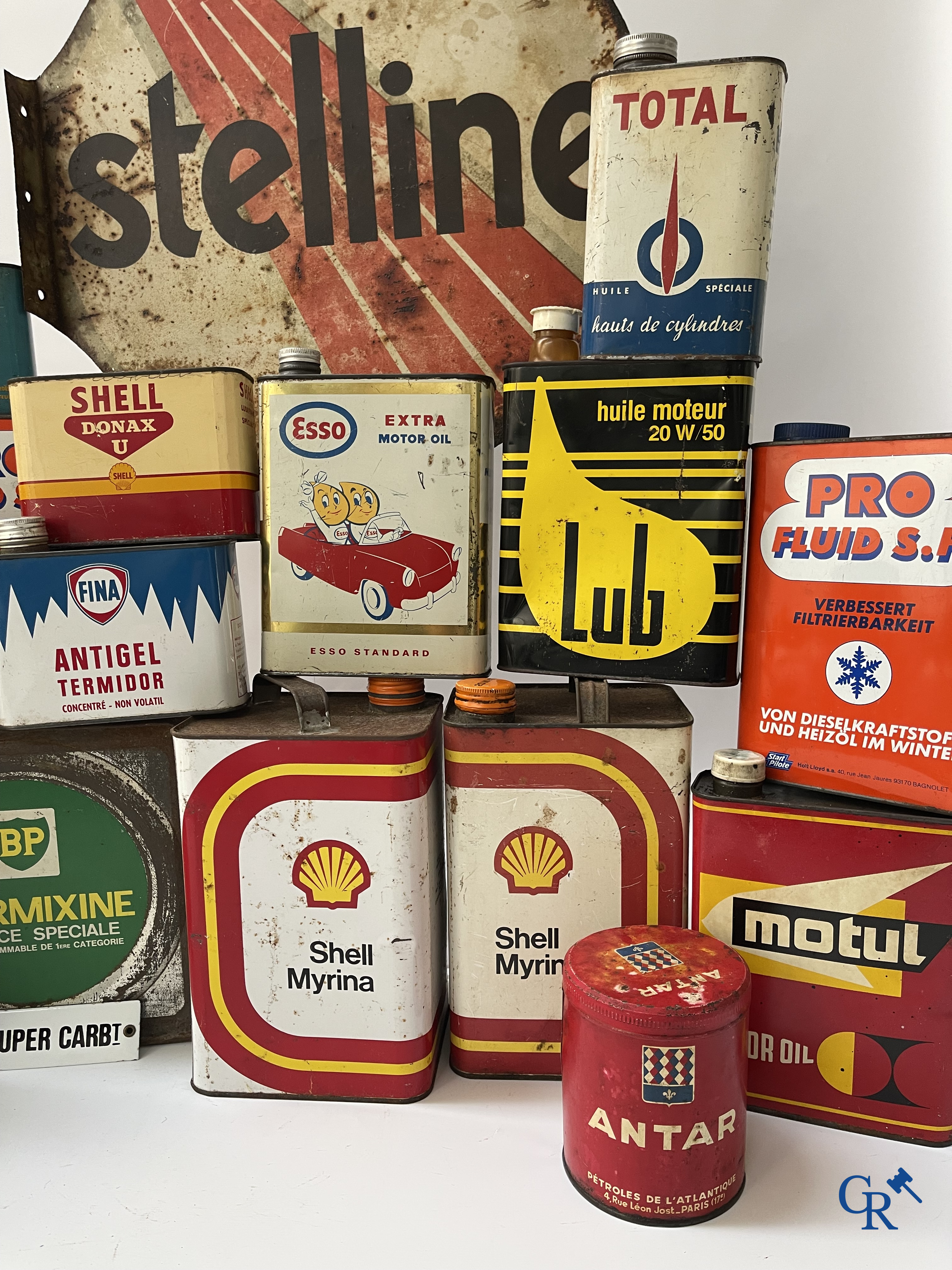 Automobilia, Grand lot de bidons d'huile, enseigne publicitaire Stelline, verseur d'huile Antar et une petit plaque en tôle émaillée. Années '50-'60.