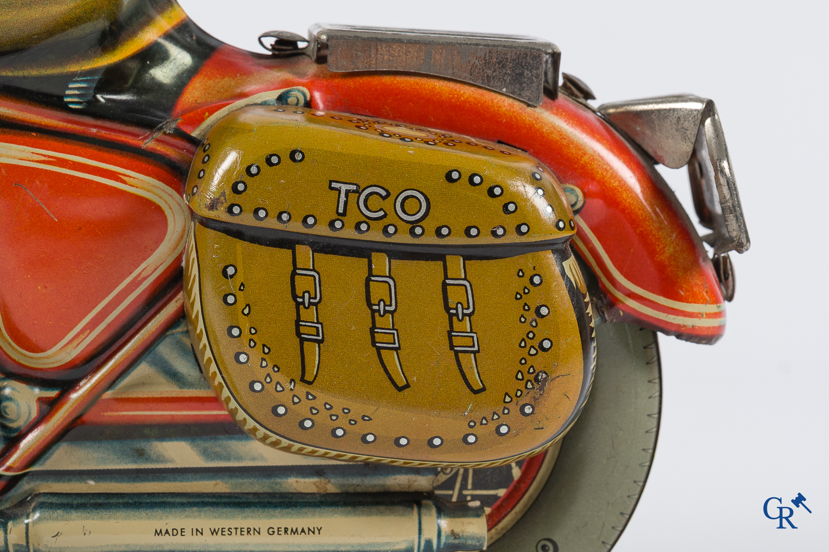 Oud speelgoed. Tipco, Western Germany. Motorfiets in beschilderd blik. Jaren '50.