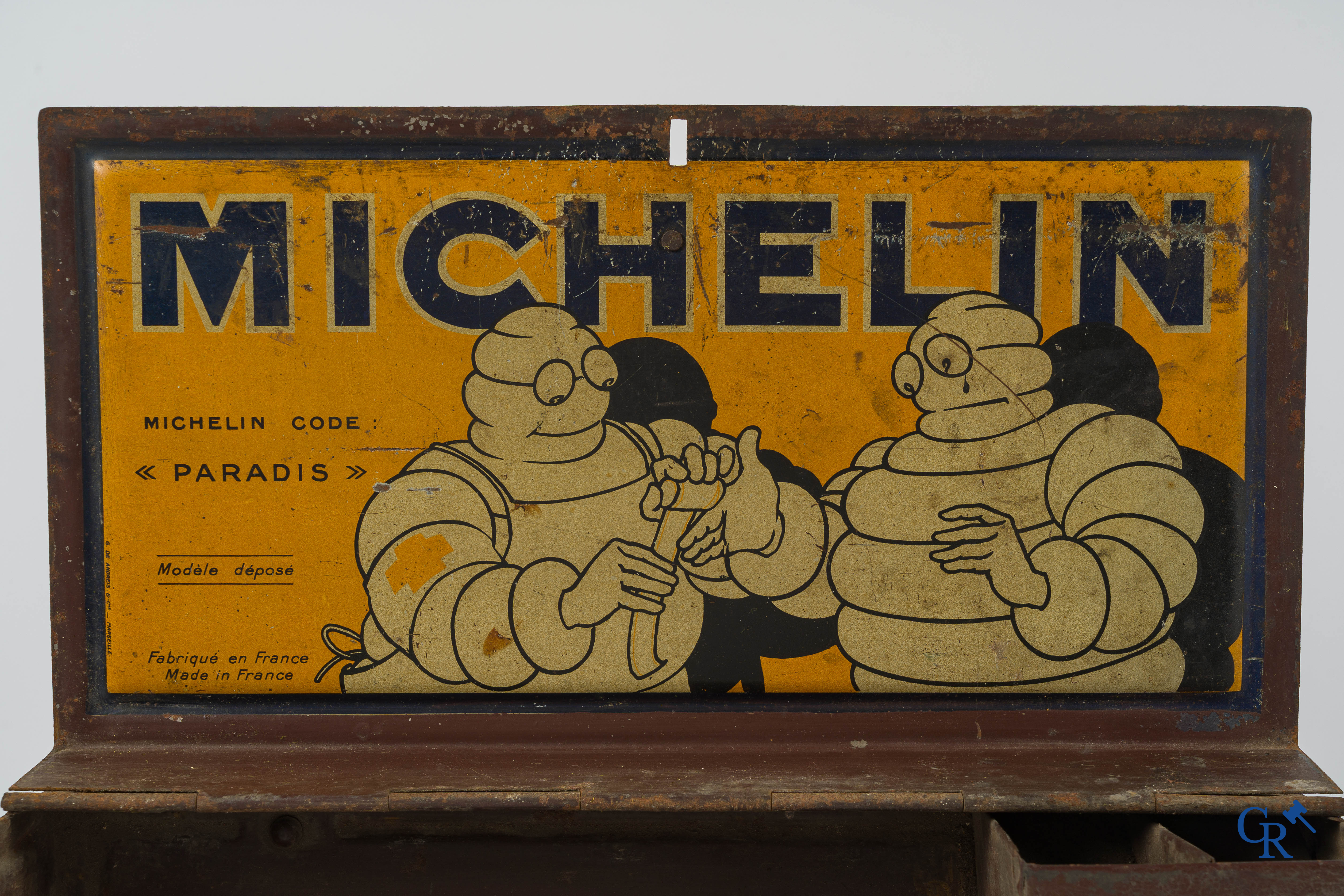 Michelin. Interessant lot met Michelin meettoestellen, blikdozen, code Paradis doos en andere. Jaren '20-'30.