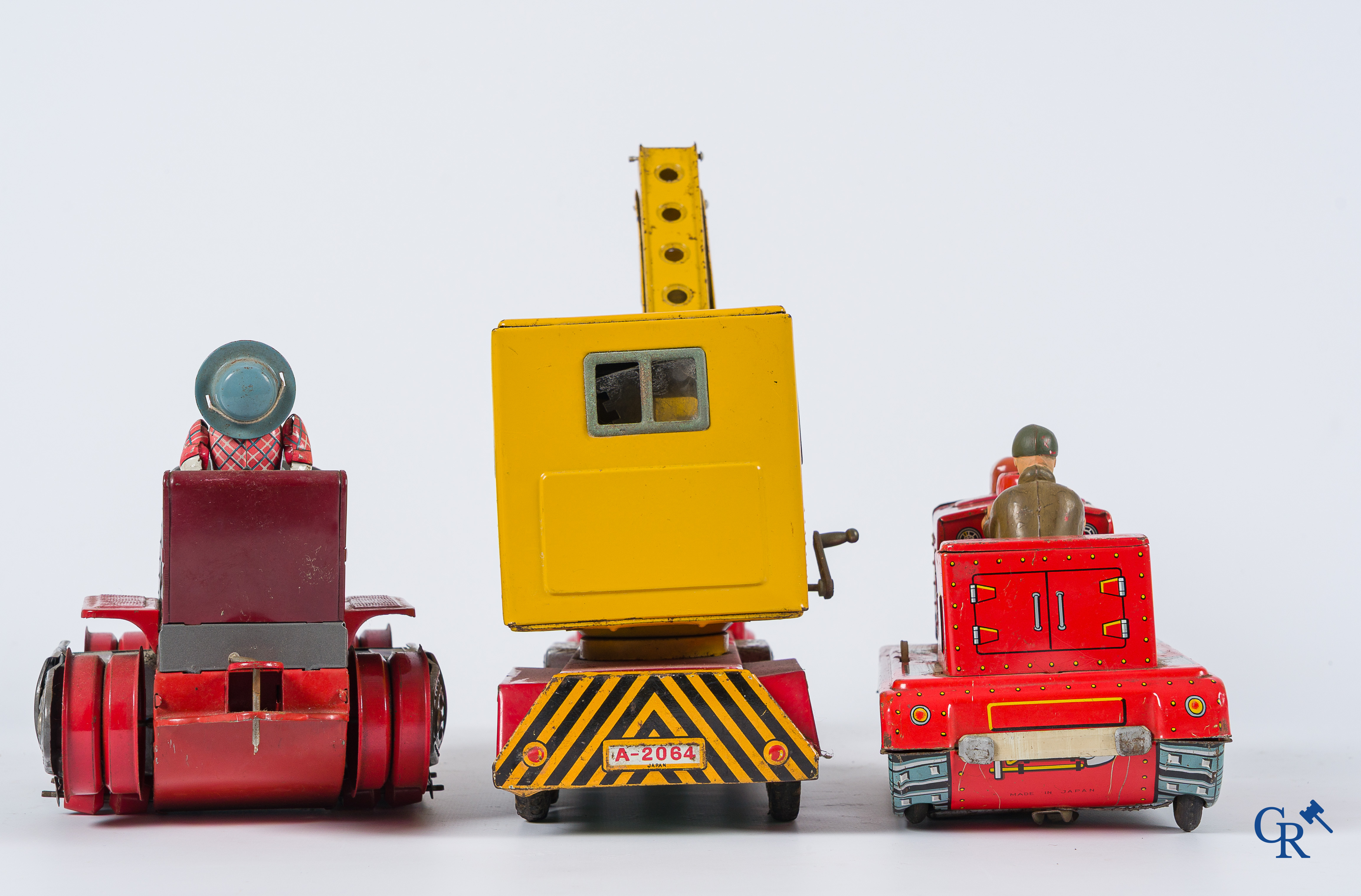Oud Speelgoed. Japan. Lot met blikken speelgoed, made in Japan. 2 Tractors en een kraanwagen.