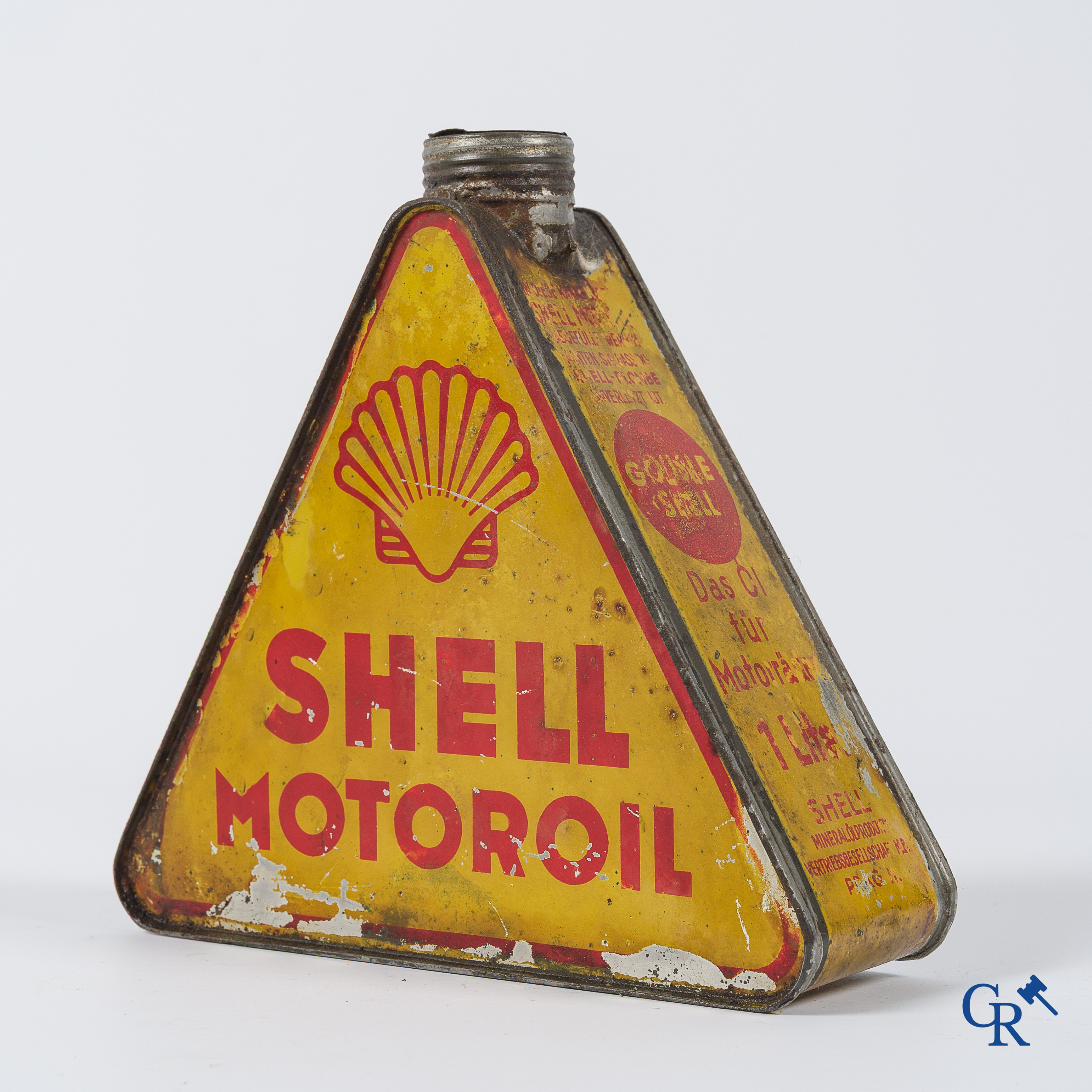 Een kavel van 8 olieblikken, Caltex, Castrol, Fina, Shell, Romac en een driehoekig Shell olieblik 1L. Jaren '30 tot '50.