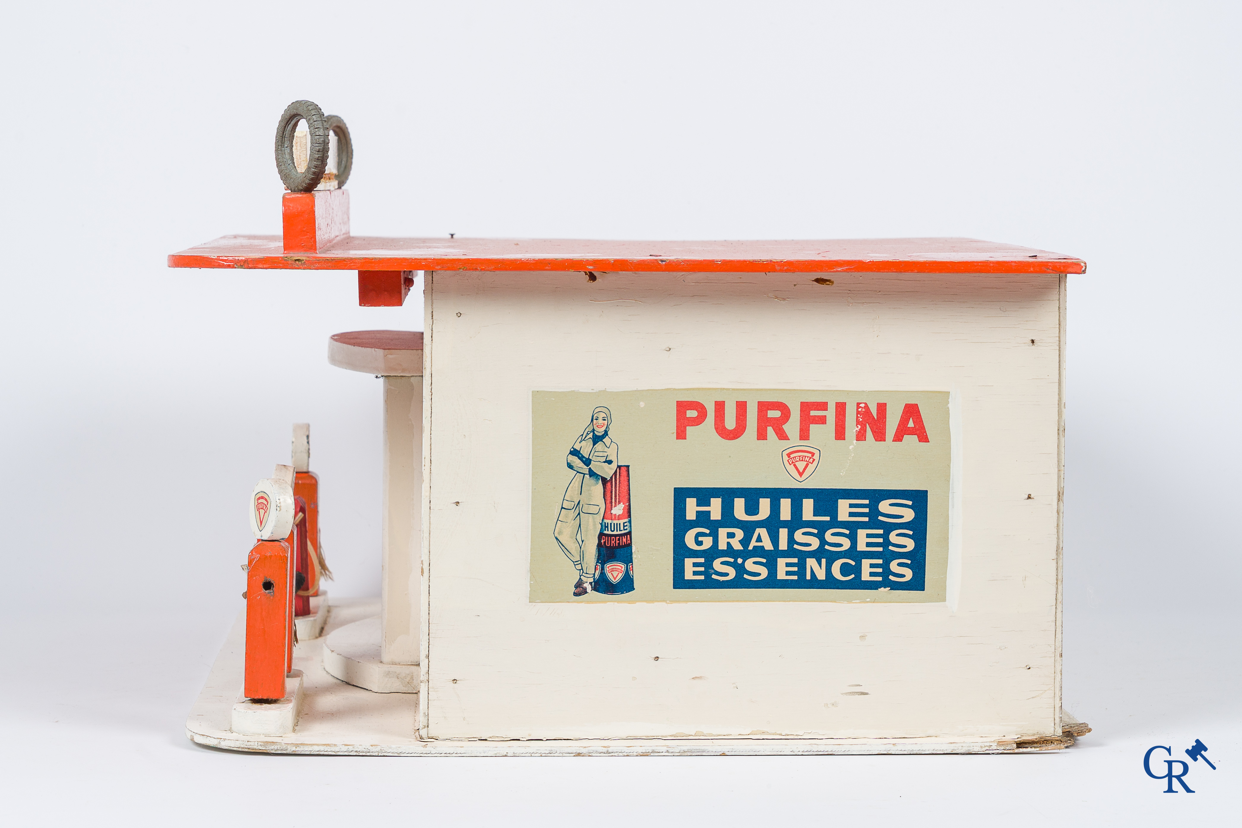 Purfina. Garage de jouets avec publicité pour les huiles, graisses et essences de Purfina. Années '50.