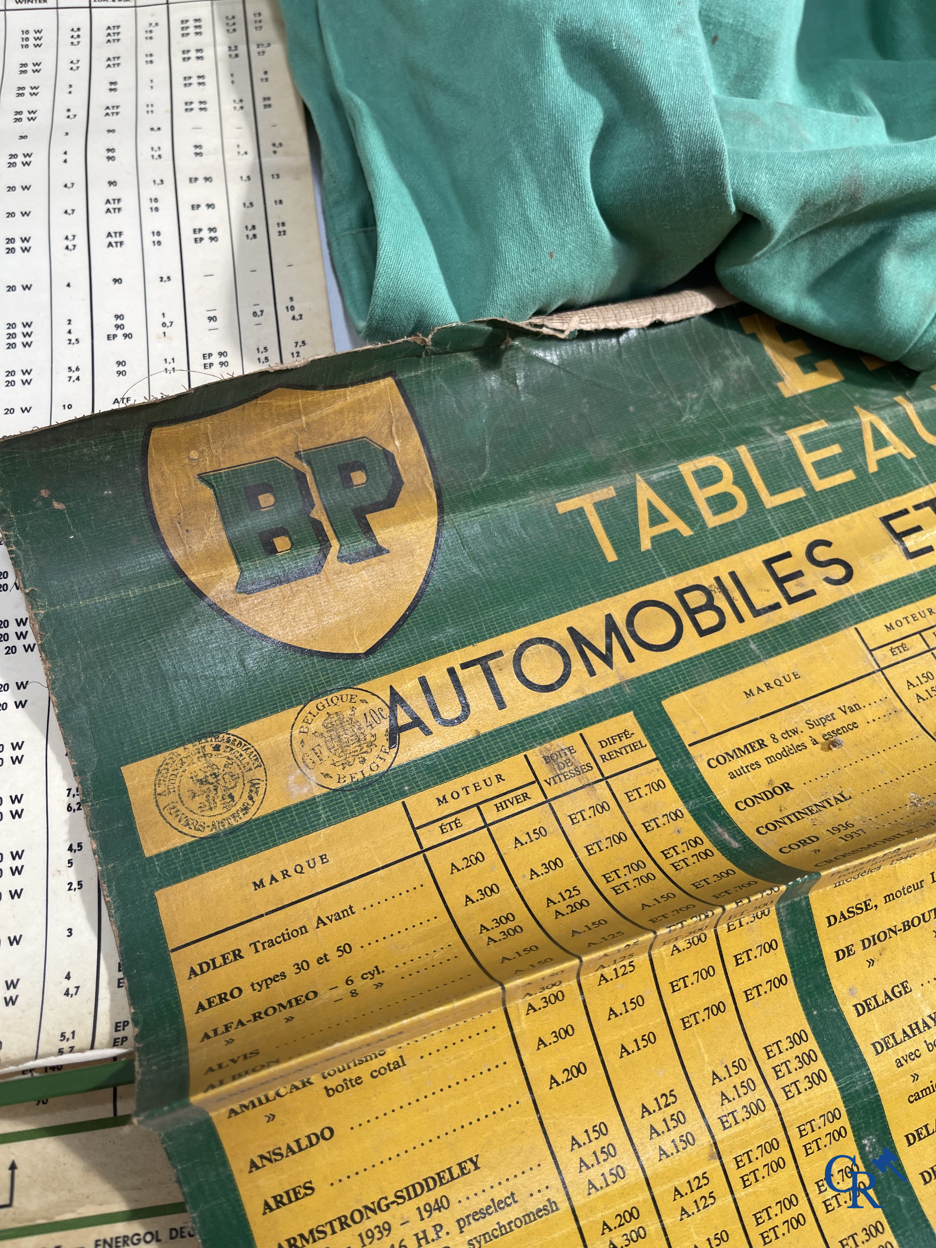 Automobilia. BP. Lot avec des bidons d'huile BP, tableaux de graissage et une tenue pour pompiste de la marque BP. Années '40-'50-'60.