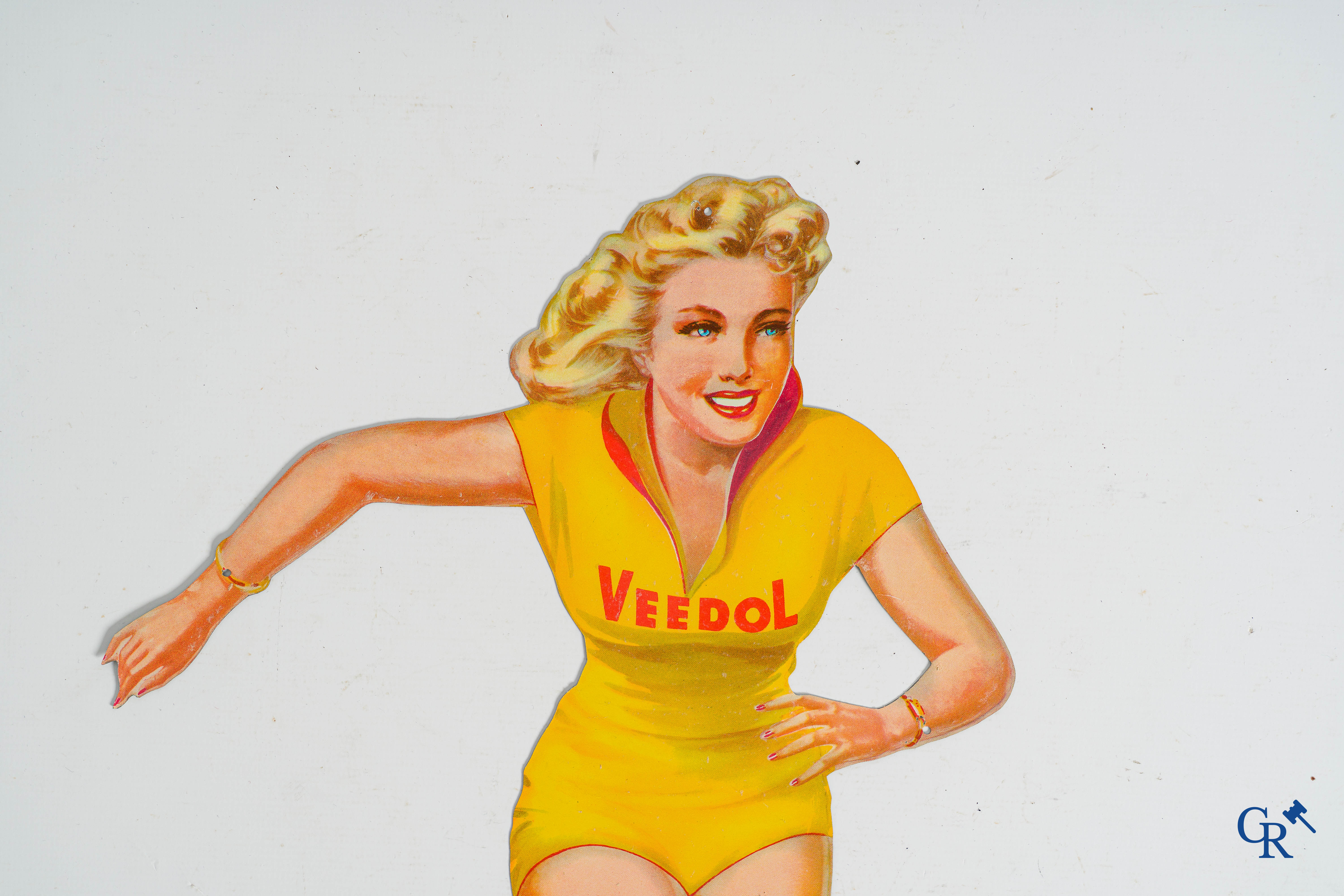 Veedol. Originele Pin up of "Ice Skating girl" in metaal. Publiciteit voor Veedol motor olie. Jaren '50-'60.