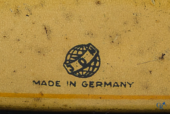 Oud speelgoed. Distler, Duitsland. Limousine met bijhorende garage. Metaal met opwindmechanisme. Jaren '20-'30.