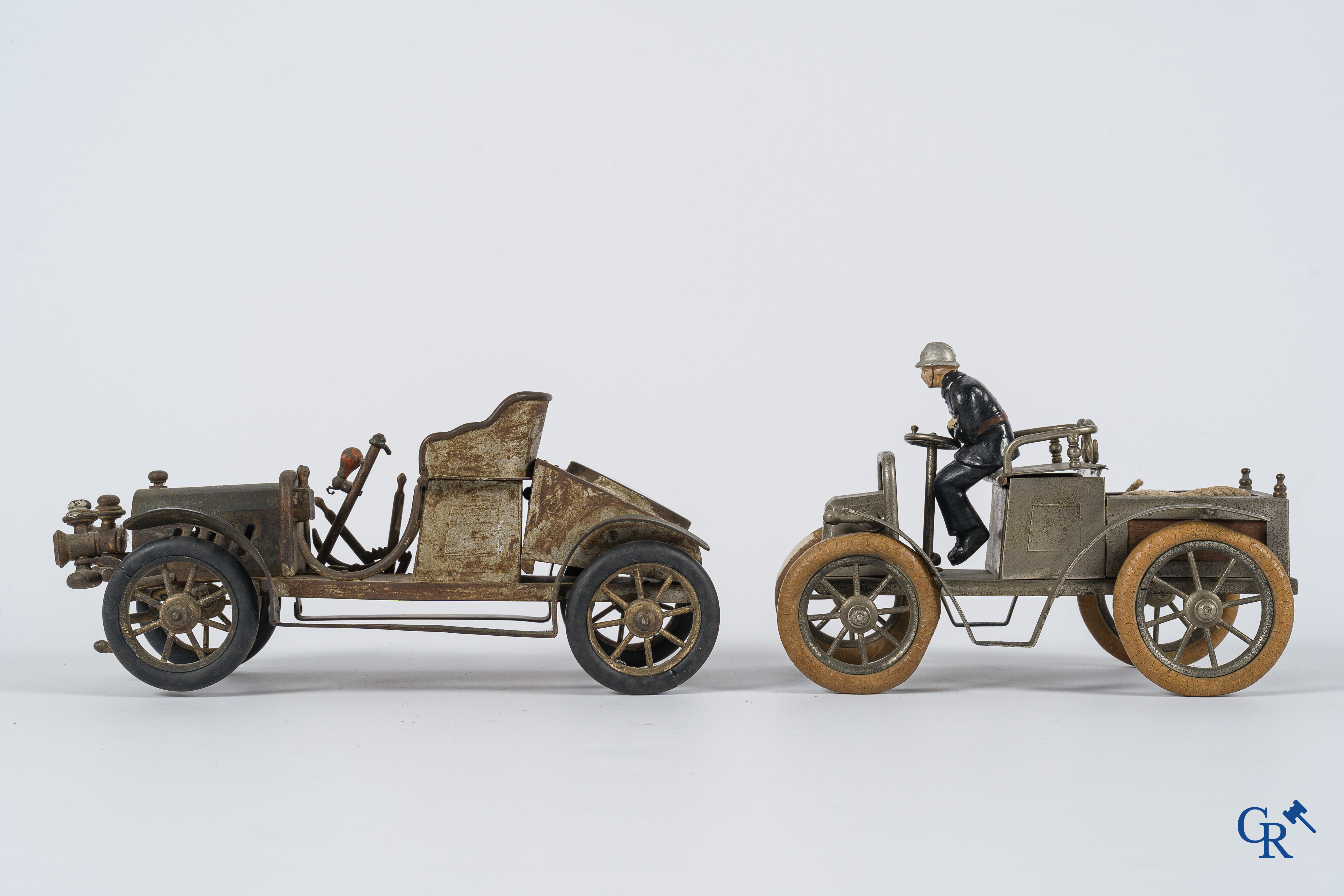 Chevob & Co. Bureaustel in de vorm van een open tourer met ingewerkte klok en een vroege brandweerwagen. Begin 1900.