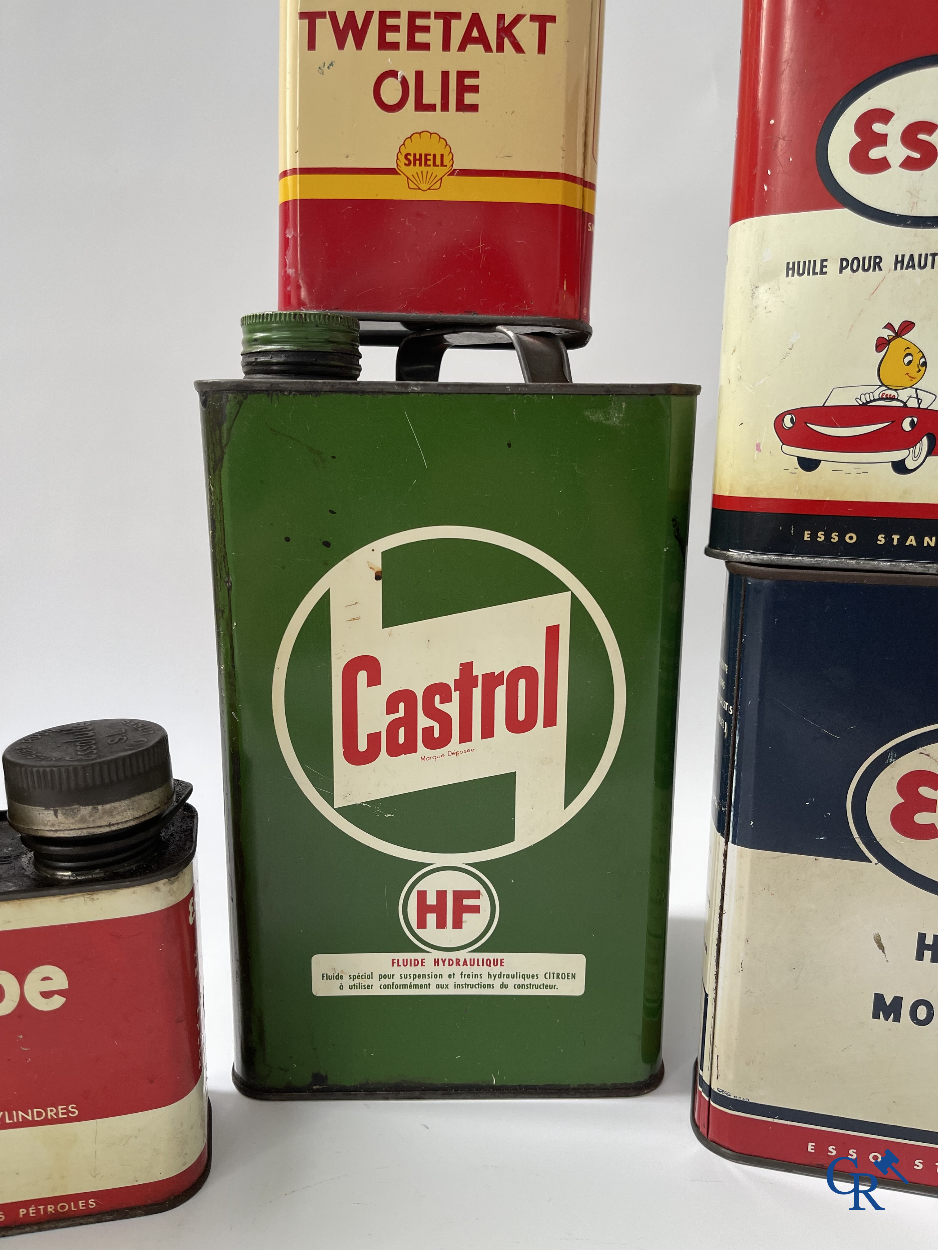 Automobilia. Lot olieblikken en een Eskimo Spécial Anti-vries blik. Castrol, Esso, Shell, jaren '50-'60.