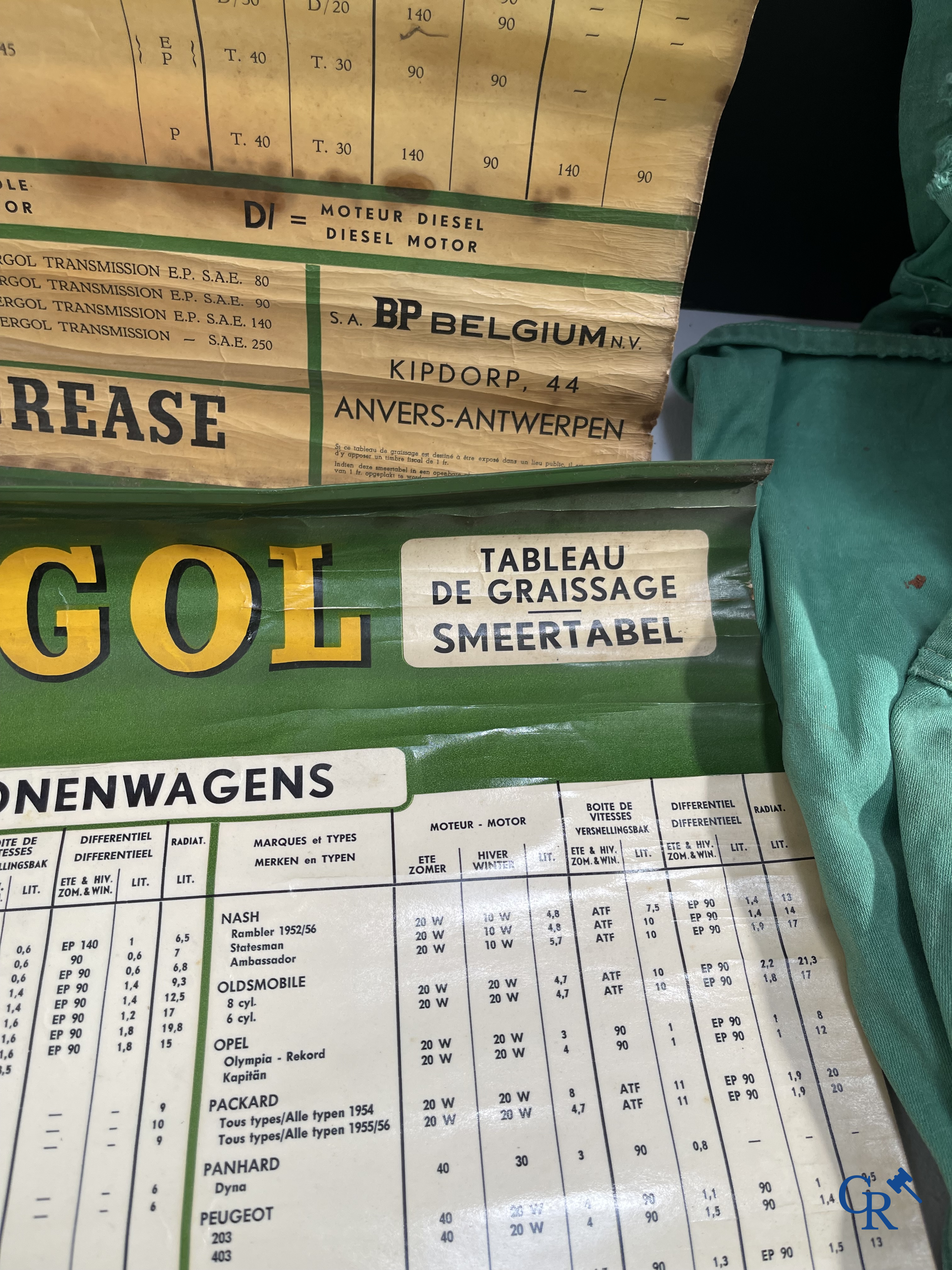 Automobilia. BP. Lot avec des bidons d'huile BP, tableaux de graissage et une tenue pour pompiste de la marque BP. Années '40-'50-'60.