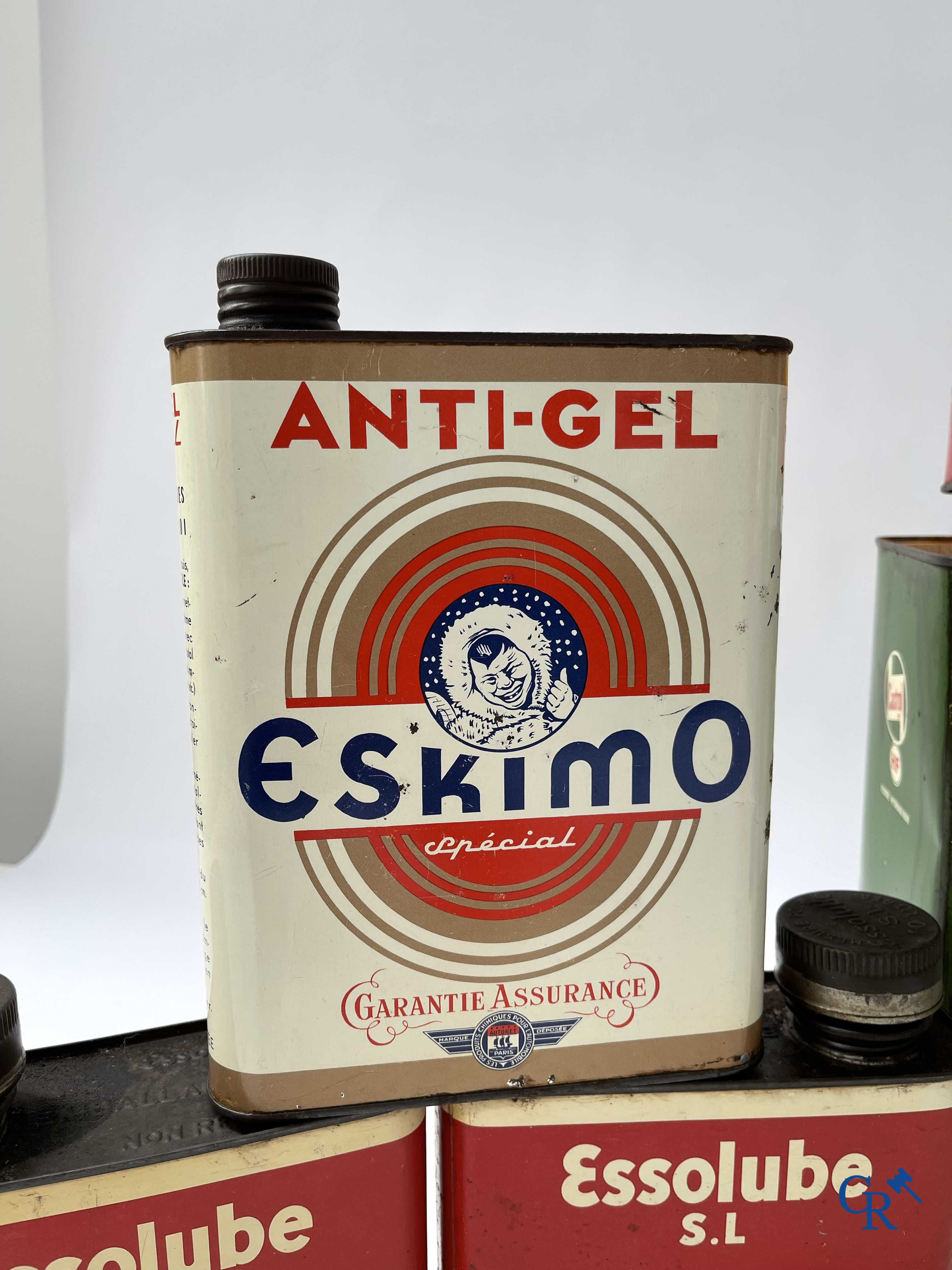 Automobilia. Lot olieblikken en een Eskimo Spécial Anti-vries blik. Castrol, Esso, Shell, jaren '50-'60.