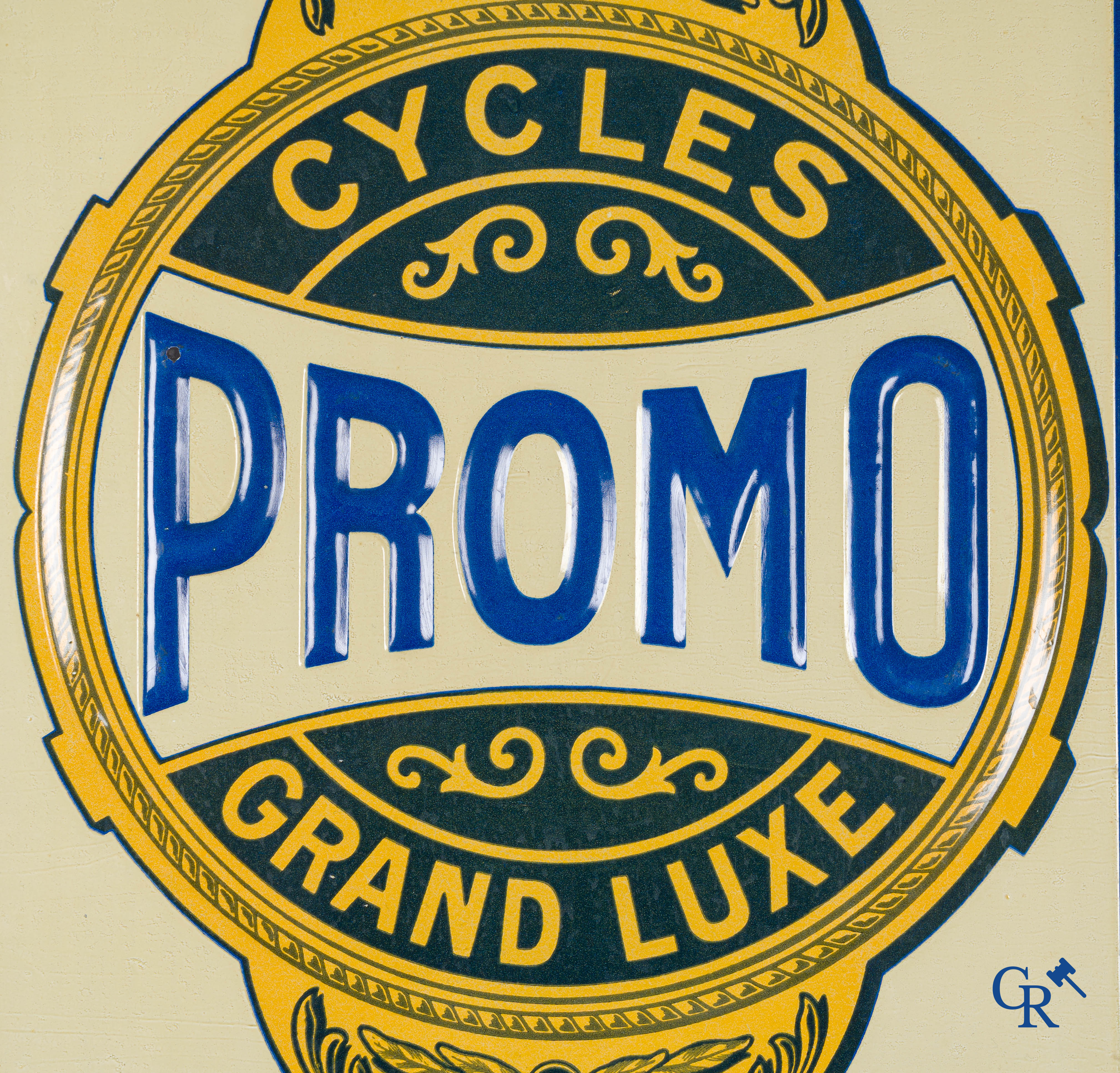 Cycles Promo. Dubbelzijdig uithangbord voor de luxe-fietsen Promo. Beschilderd blik. Imp. Revon Paris. Jaren '20.