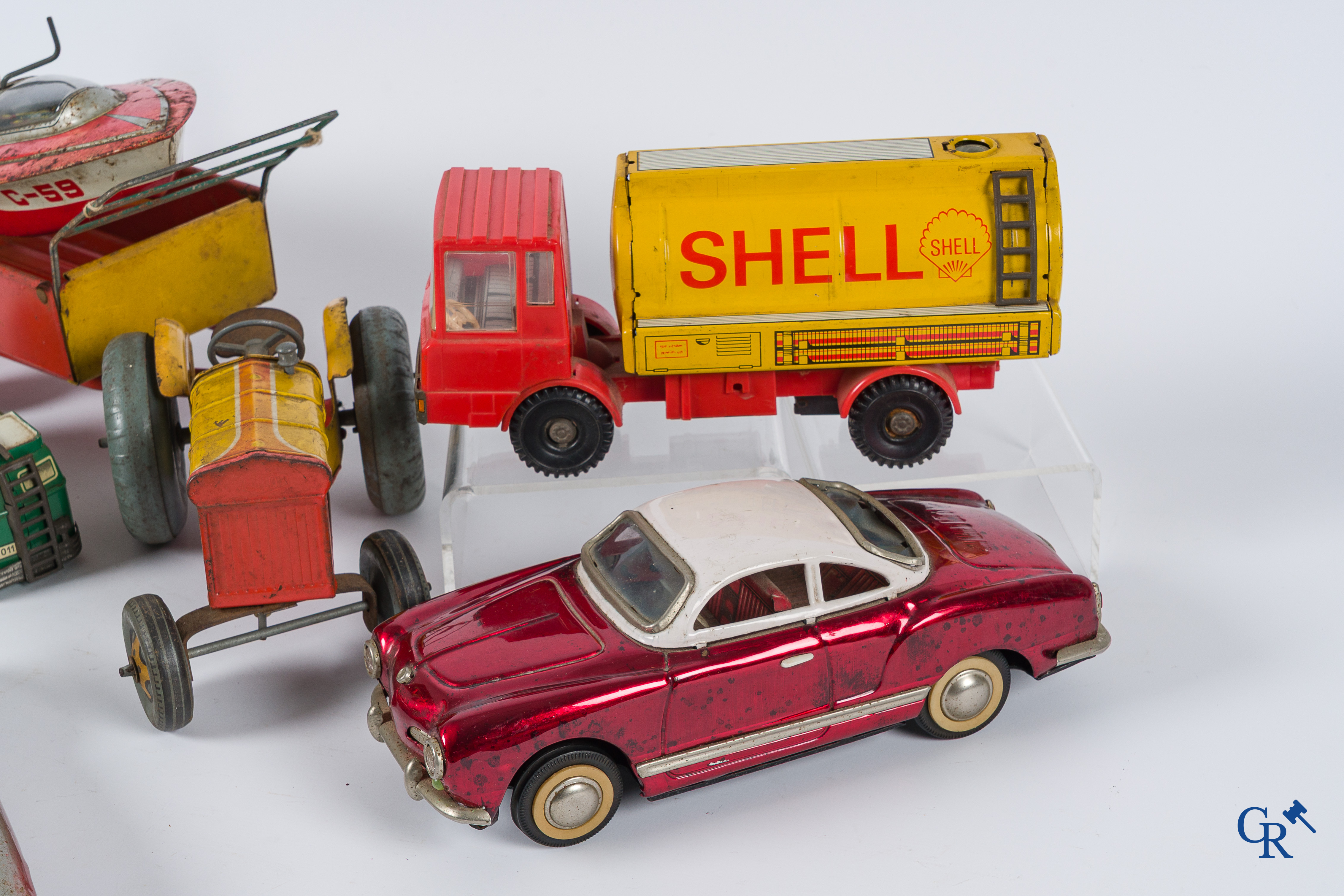 Oud speelgoed. Mooi lot speeldgoed in blik. Japan (Ferrari), Joustra, Falcon speedboot, Modern Toys, enz.
