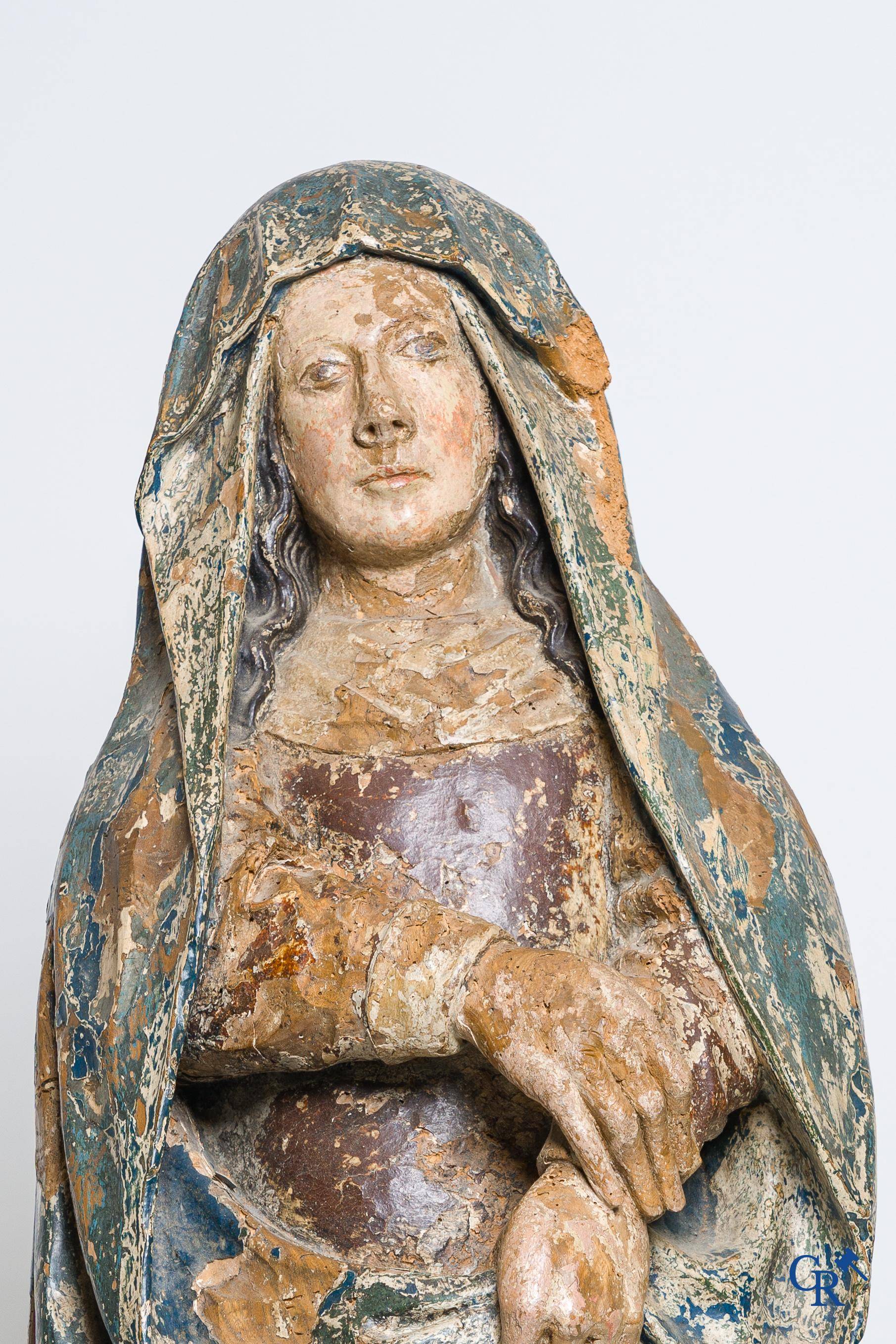 Religieuze objecten, een gepolychromeerd houten beeld van een madonna, 16de eeuw.