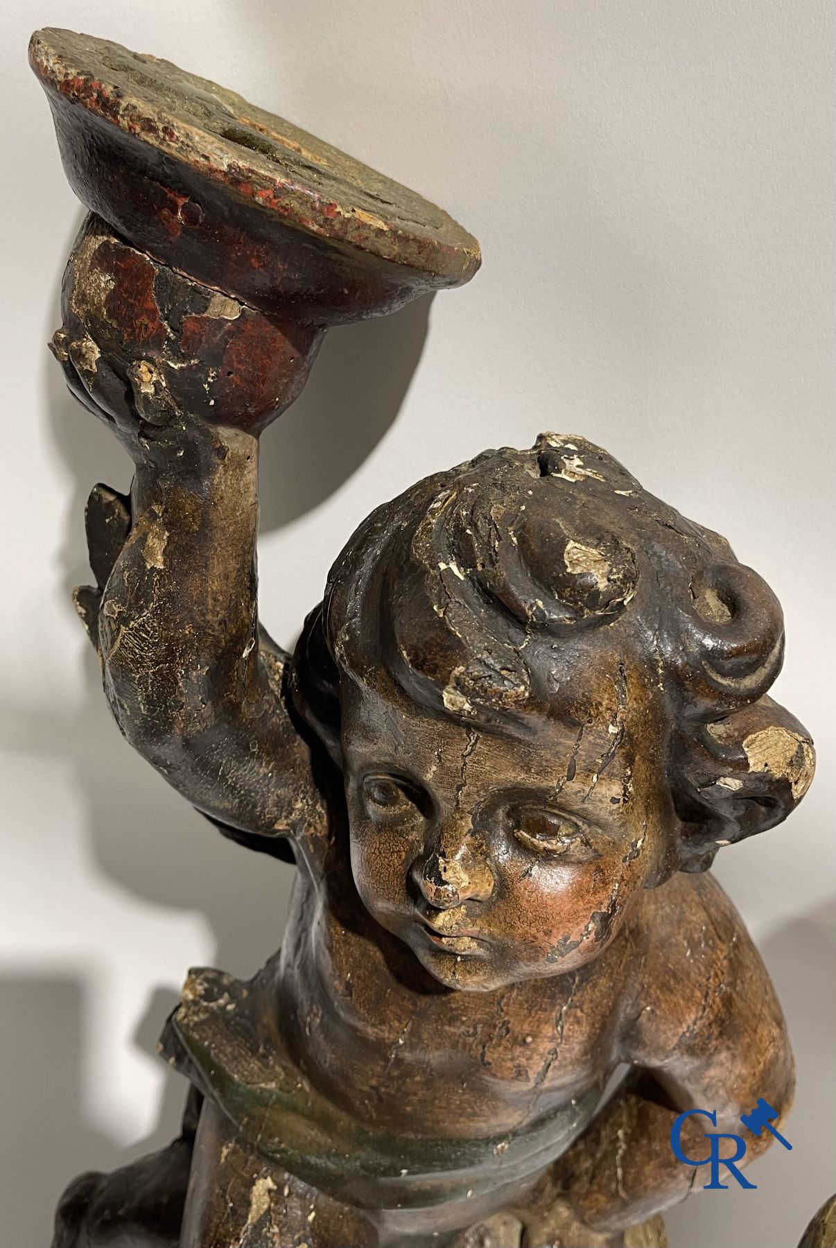 Sculptures en bois : Une paire d'anges en bois sculpté et polychrome du XVIIIe siècle.