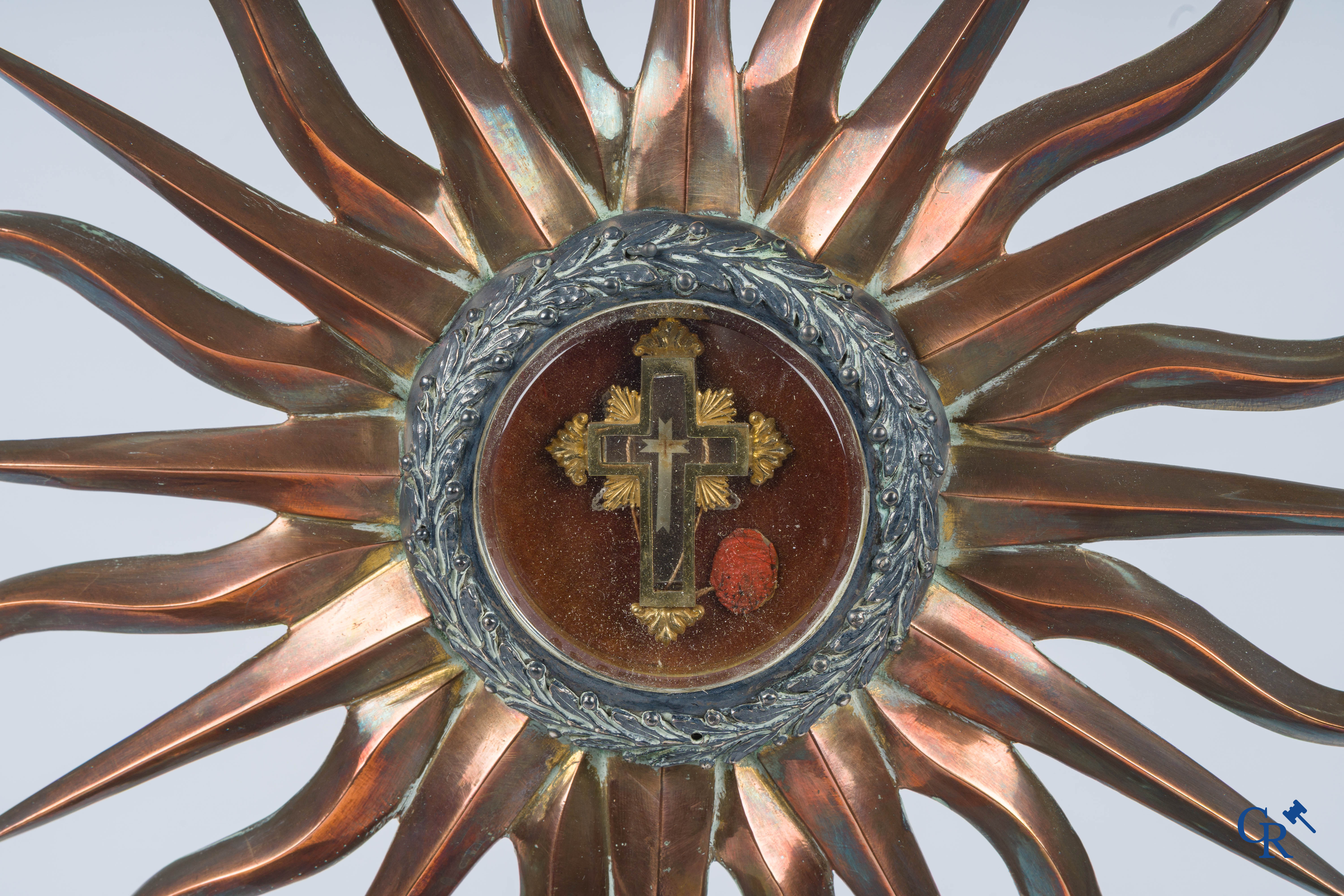 Objets religieux, un reliquaire en argent et laiton. Plusieurs poinçons, argent 2ème titre.