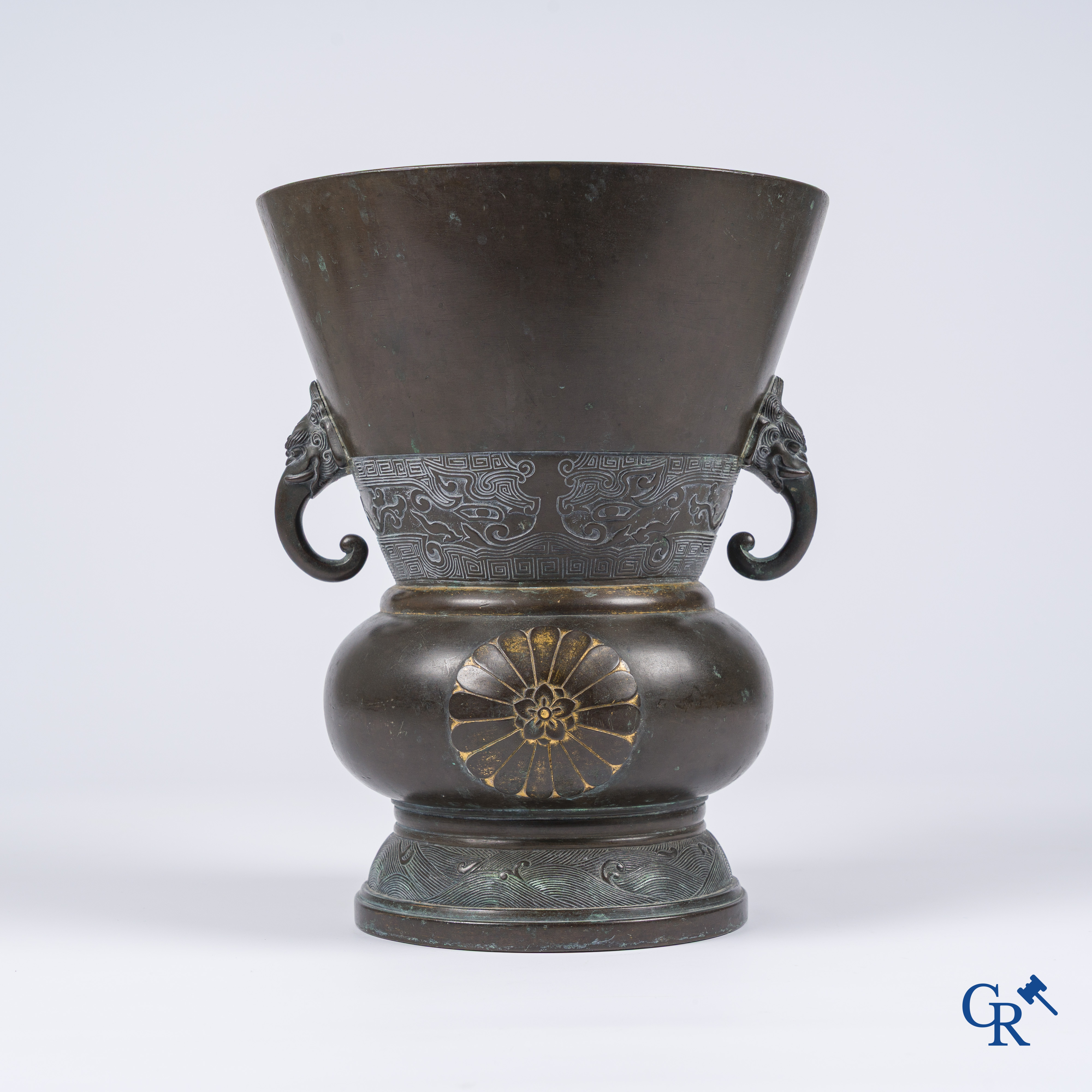 Aziatica, Een Chinese bronzen vaas met verguldsel. (inscripties in inkt op de bodem)