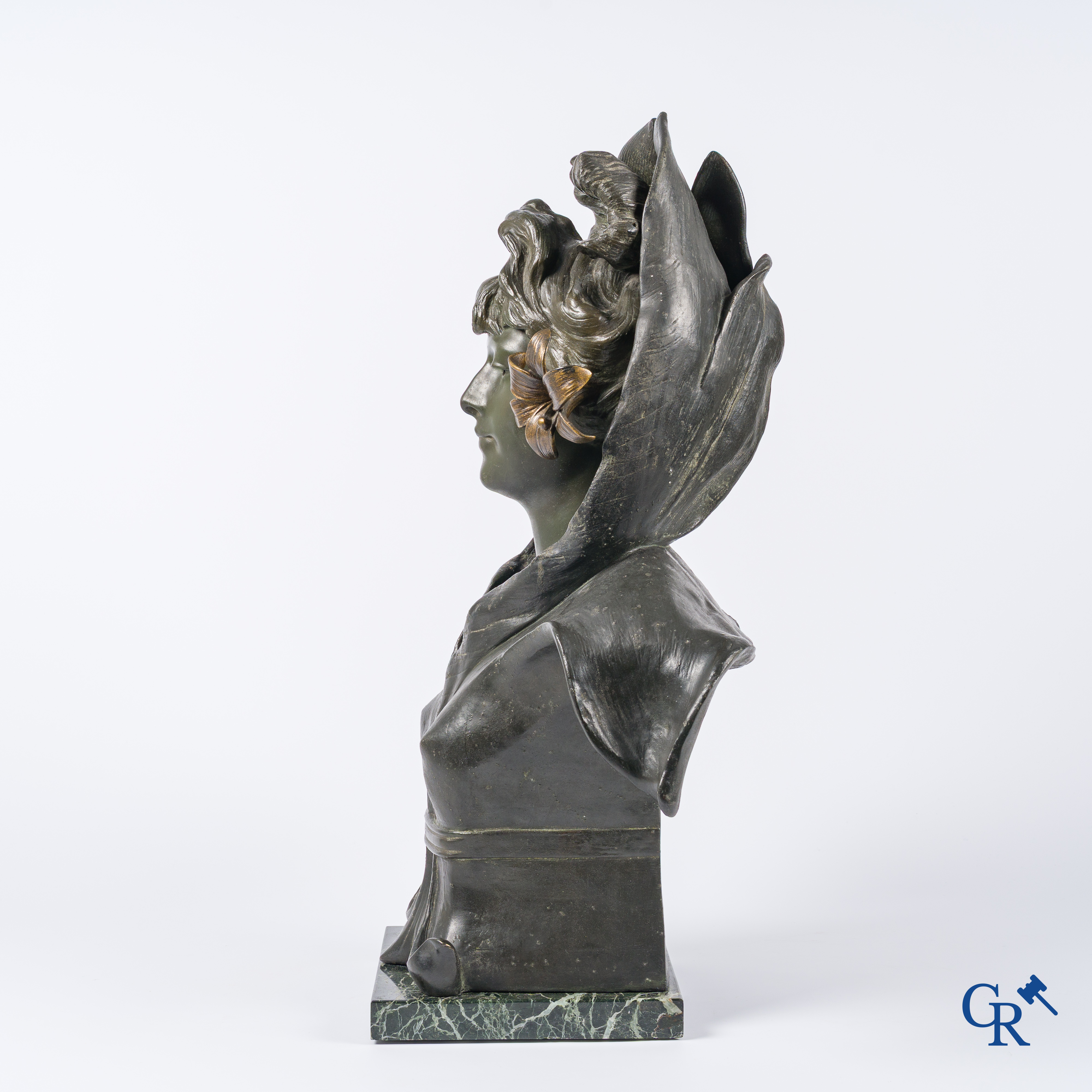 Antoine Joseph Van Den Kerckhove. Buste van Sarah Bernhardt in gepatineerd brons en metaal.