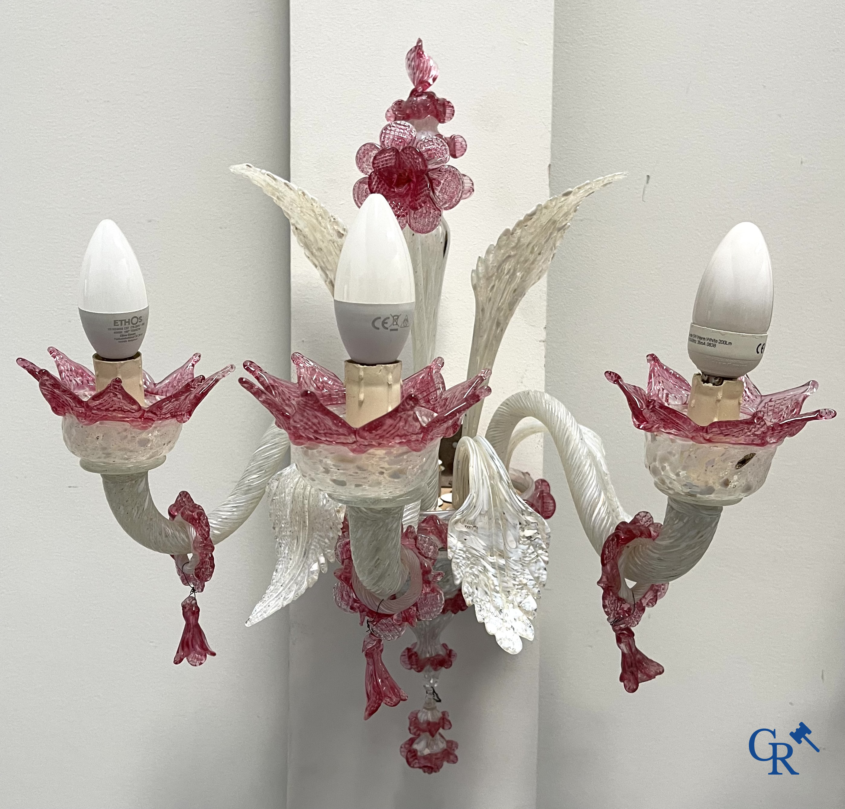 Un lot d'une lampe de table vénitienne, une paire de grandes appliques en verre vénitien et un plafonnier en Murano.