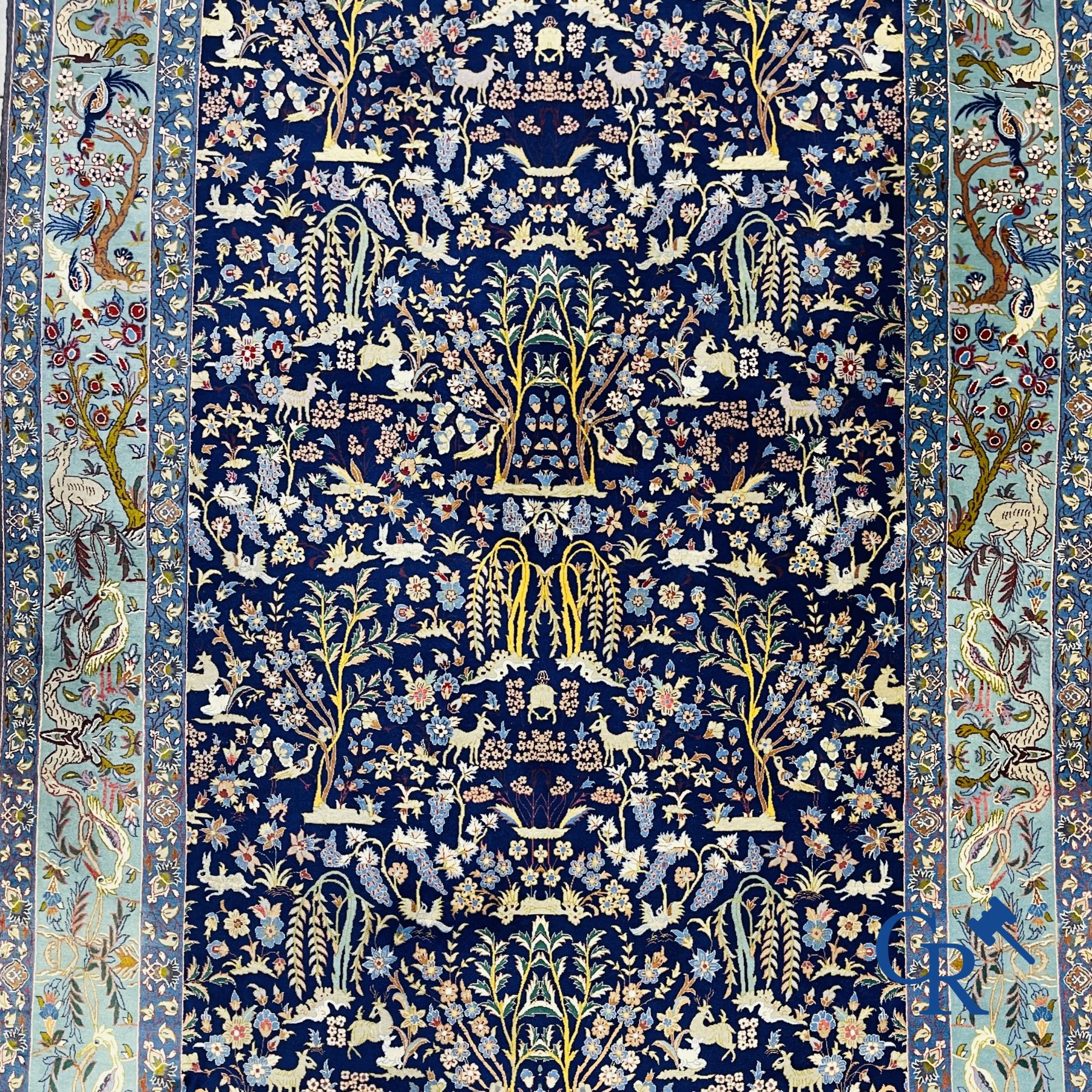 Tapis: Iran. Ispahan, tapis persan noué à la main avec un décor d'animaux, d'oiseaux, de plantes et de fleurs.