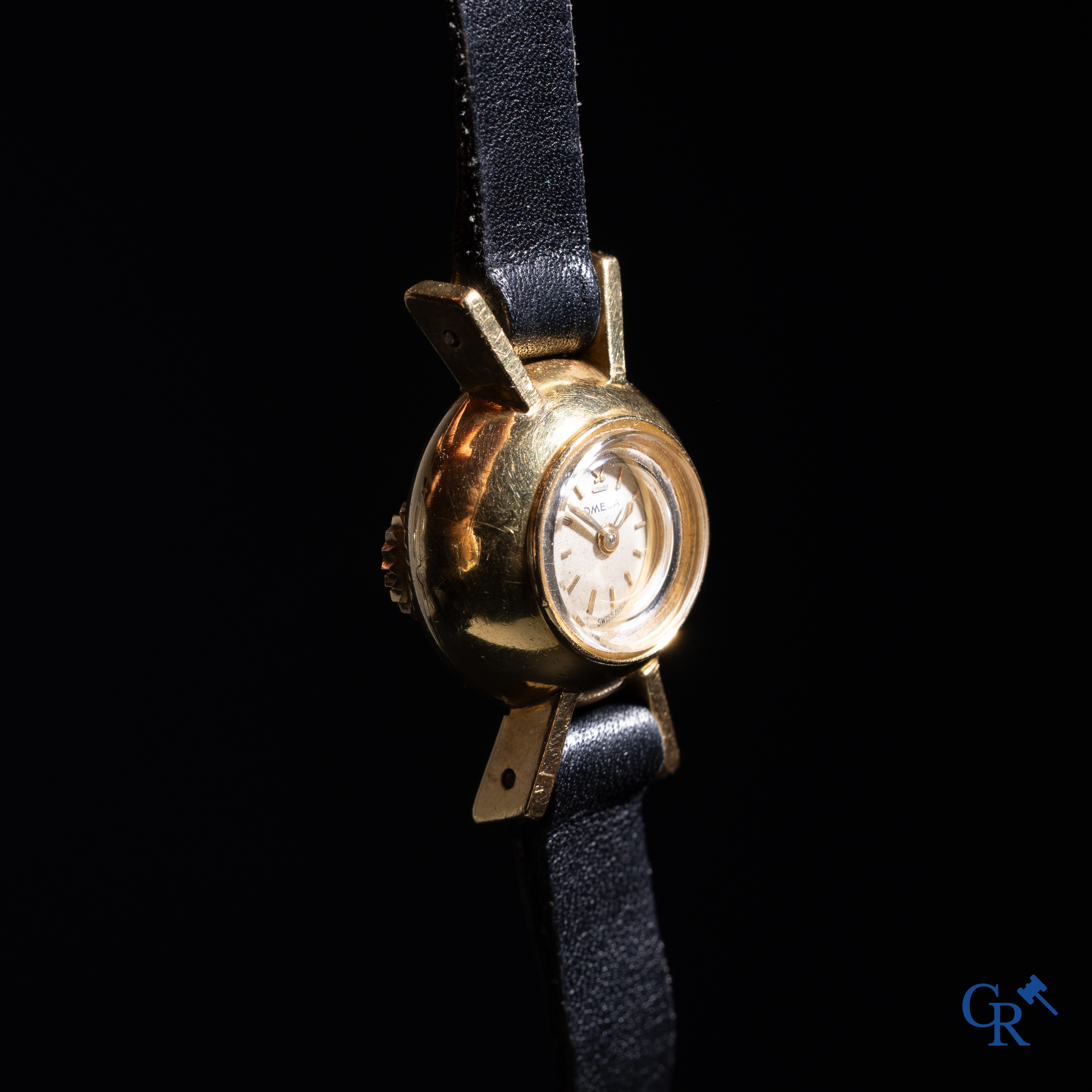 Montres: Omega, une petite montre-bracelet pour femme en or 18K (750°/00).