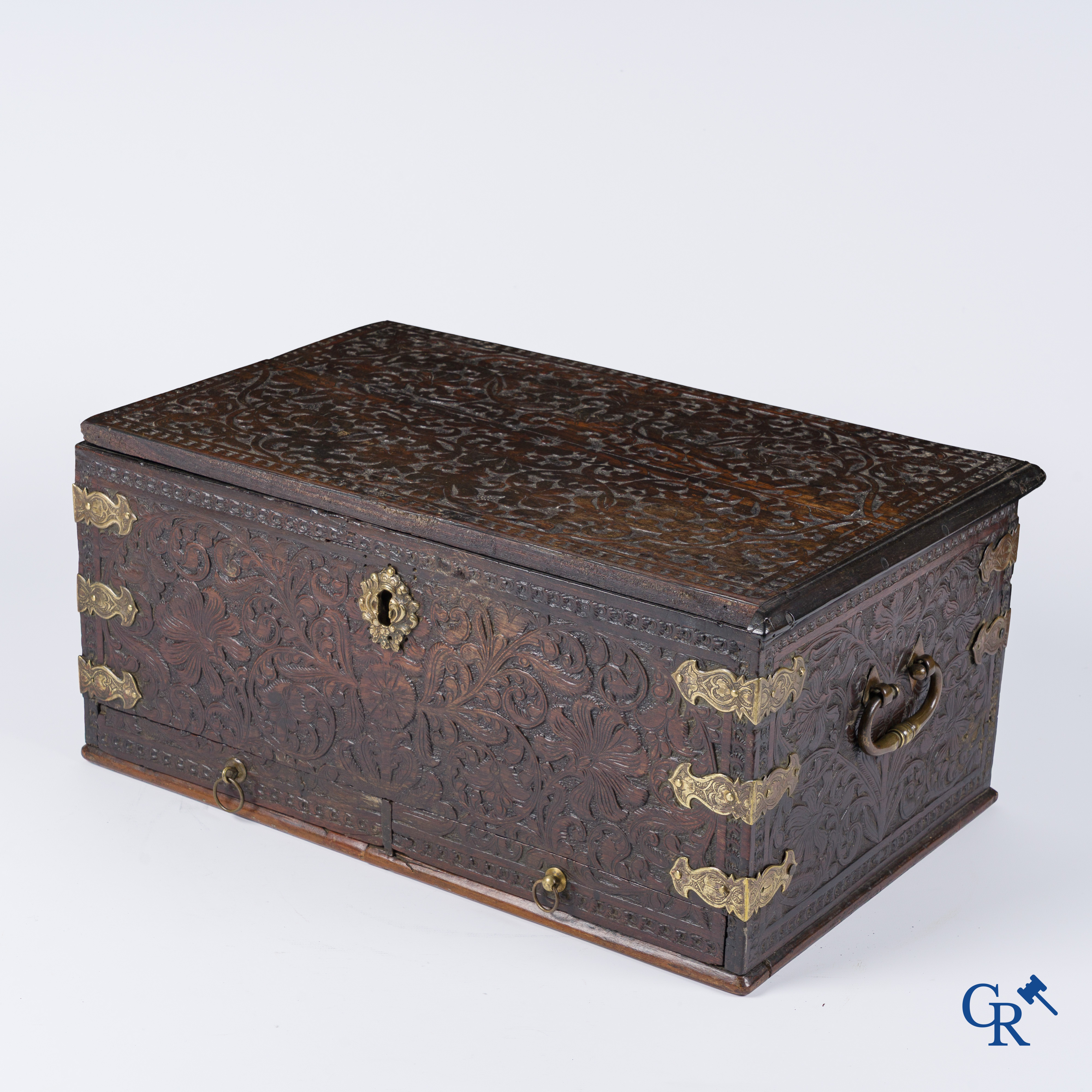Een fijn gesculpteerd koloniaal koffertje in exotisch hout en bronsbeslag. 17e-18e eeuw.