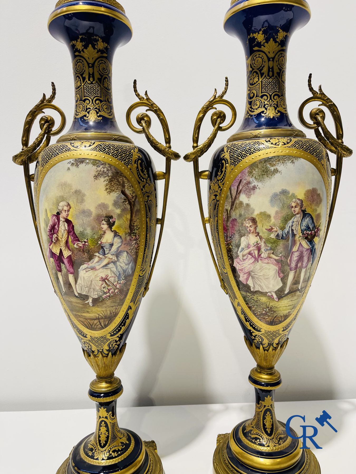 Sèvres : Poitevin. Paire de grands vases en faïence et montures en bronze avec des scènes romantiques. Style LXVI. XIXe-XXe siècle.